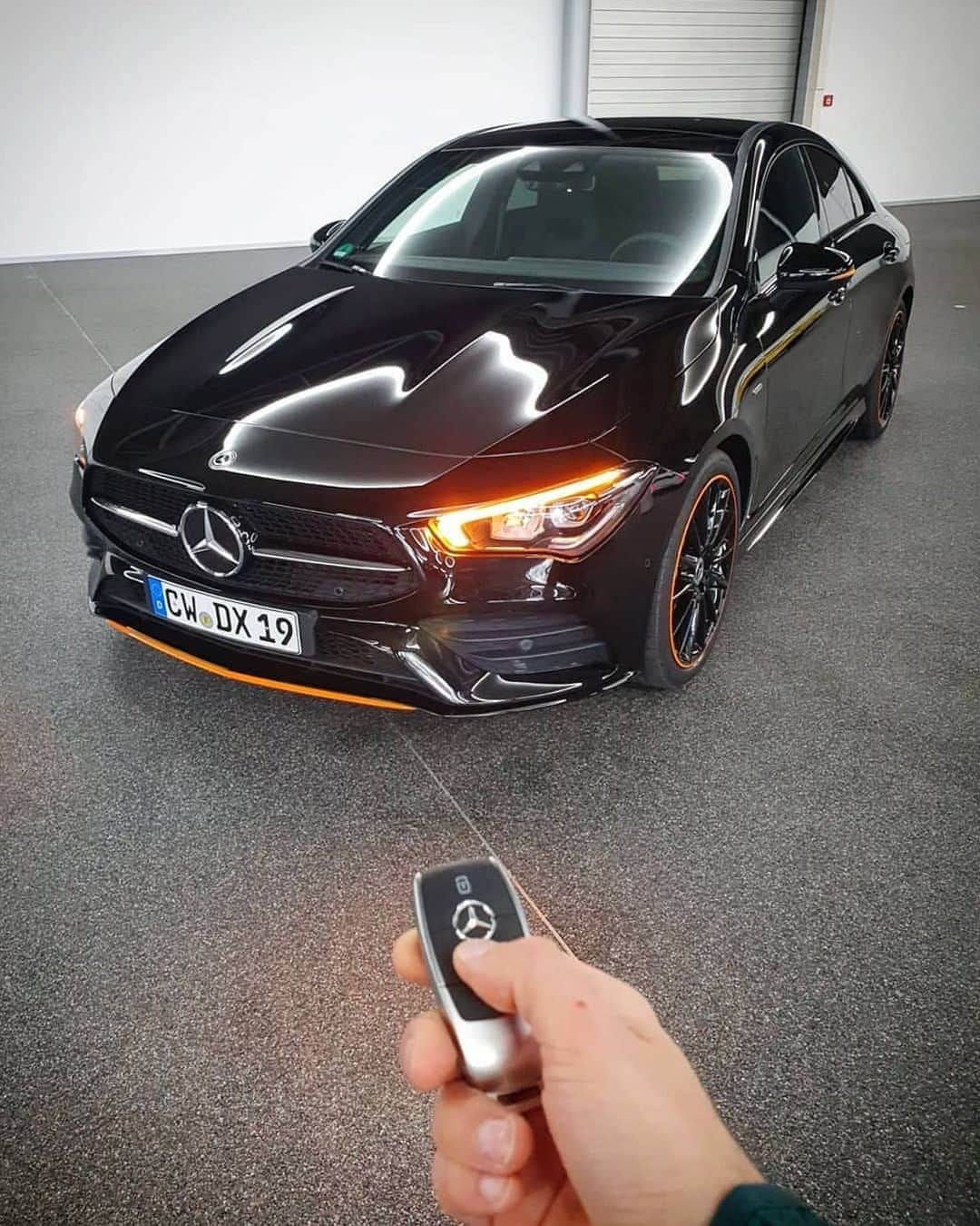 メルセデス・ベンツさんのインスタグラム写真 - (メルセデス・ベンツInstagram)「Starting the day right. 🌟 Photo by @dalebo_benz. . #MercedesBenz #CLA #⭐ #mbfanphoto #automotivedesign #carkeys #startthedayright #mbcar」5月10日 18時30分 - mercedesbenz