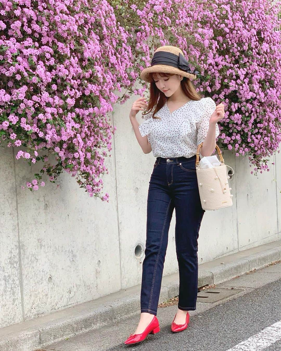 蓼沼綾さんのインスタグラム写真 - (蓼沼綾Instagram)「💐🌸👒🌼🌷 ^_^ 休日は沢山デニムを履きたい👖💗 かっこよく履きこなせるようになりたい💕 ・ ガーリーなトップス＋デニムの 組み合わせ最強説です💗 自分らしさを忘れず大人の女性に 少しずつシフトしていきたいものです💐💕 ・ 爽やかドットブラウスは @fifth_store (⇨40%OFF🎟💕) ・ ・ #fifth #fifthtl #フィフス #パンツコーデ #麦わら帽子 #ストローハット #フォトジェニック #フラワーガーデン #ドット柄パフスリーブフリルブラウス #ca4la #赤コーデ #休日コーデ #お散歩コーデ」5月10日 18時30分 - tadeaya