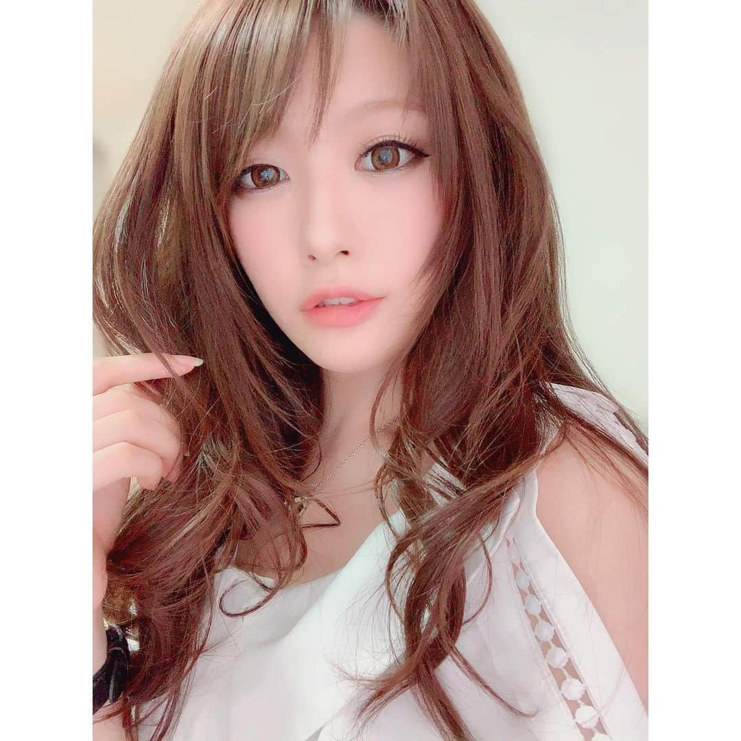 相沢みなみさんのインスタグラム写真 - (相沢みなみInstagram)「‪ヘアメンテしてきたよー💇🏻‍♀️💕‬ ‪デビューする前から担当のまことさん、‬気がついたら店長にもなって‬. 指名されまくり人気カリスマ美容師にも‬なってて嬉しい気持ちになった☺️‬ . いつもありがとう✂︎✨‬ . changed my hair color✂︎✨‬ . #tiabyrisel  #hairsalon  #相沢みなみ」5月10日 18時40分 - epoint2016