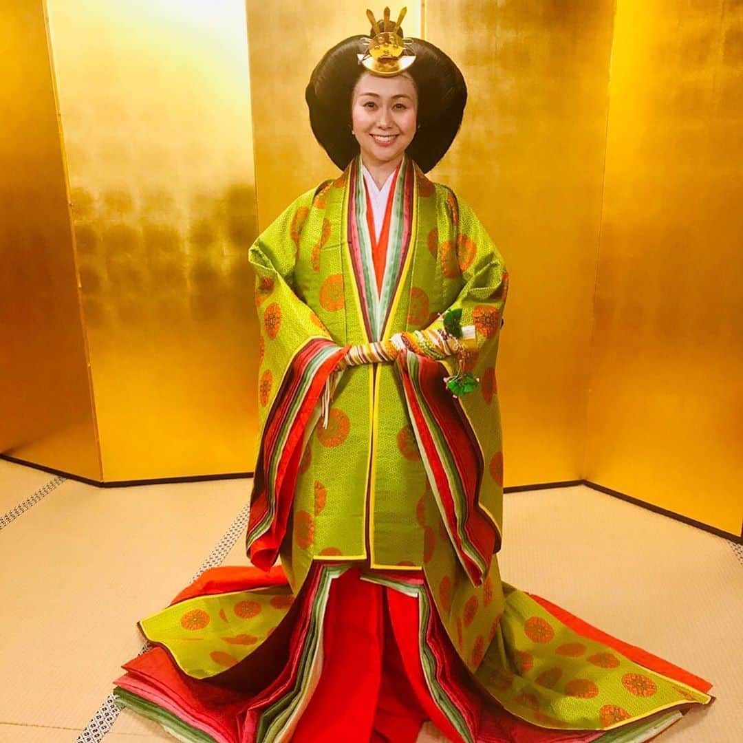 フジテレビアナウンサーのインスタグラム：「🌸﻿ 皇后さまがお召しになった、小袿、五衣、長袴。﻿ 「とくダネ！」の取材で、私も着せてもらいました！﻿ お垂髪のかつらがサイズが合わず、ちょっと不恰好…﻿ 長袴で歩くのは、とても難しかったです。﻿ でもいい経験になりました^ ^﻿ ﻿ #小袿 ﻿ #五衣 ﻿ #長袴 ﻿ #お垂髪﻿ #山中章子﻿ #フジテレビアナウンサー﻿」