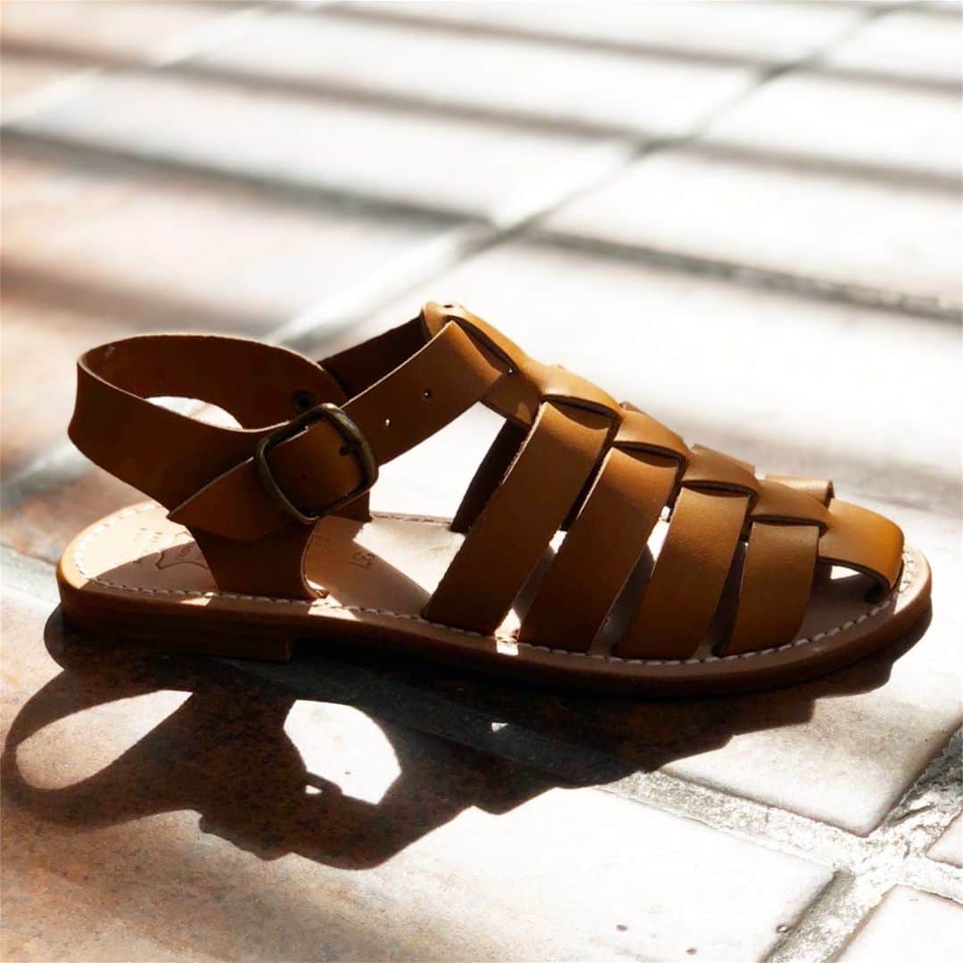 のインスタグラム：「Petit matin #sunray #lematin #lété #nupieds  #sandale #carole #nochichi #madetowalk #labottegardiane」