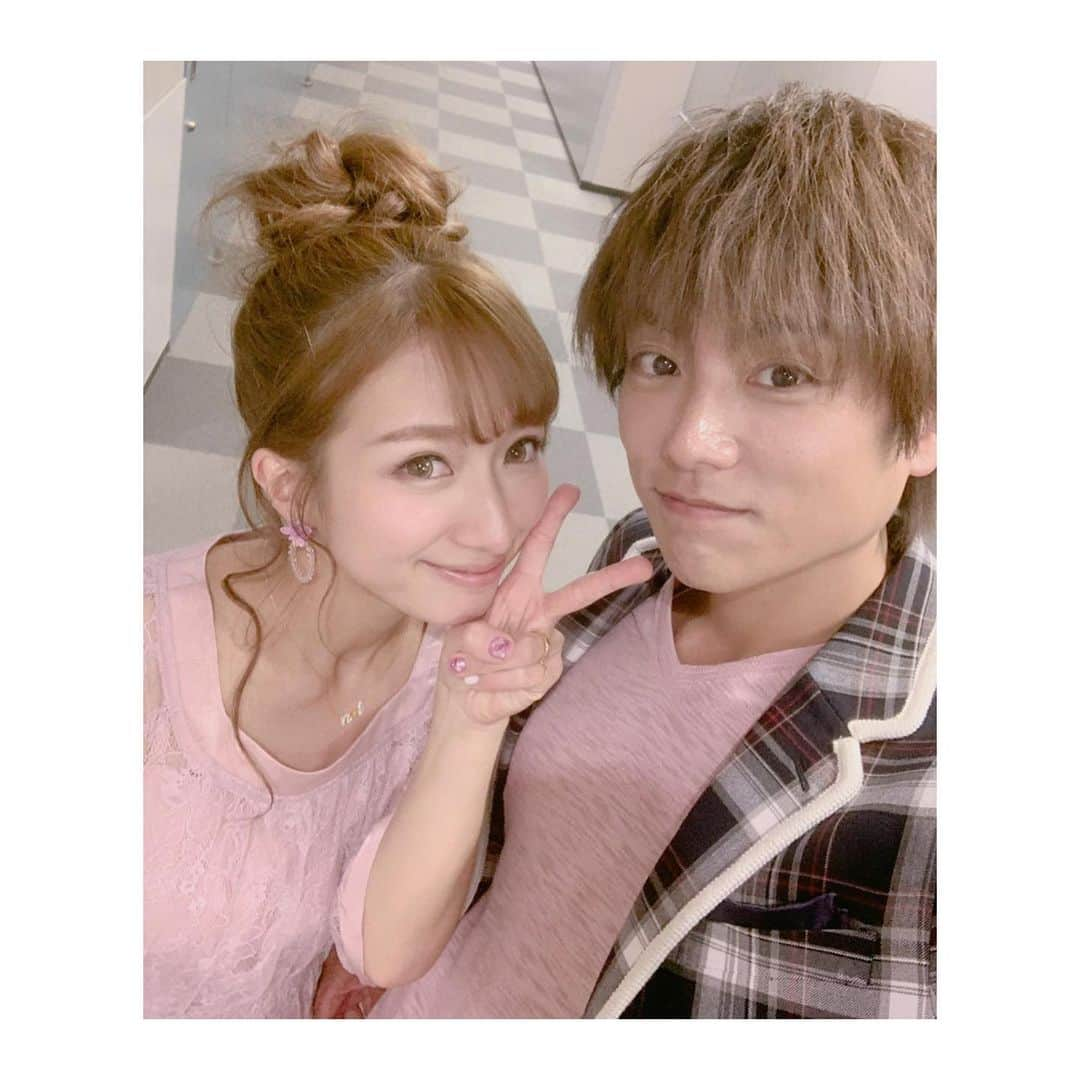 辻希美さんのインスタグラム写真 - (辻希美Instagram)「今日は夫婦で番組収録をしてきましたぁ(灬˘╰╯˘灬)🌸🌸🌸｡･ﾟ  2人でピンクコーデ🌸🌸🌸" #収録 #夫婦で収録 #夫婦共演 #まだまだ違和感 #まだまだ慣れない #でも安心感 #ピンクコーデ #リンクコーデ #平成のバカップル #またｏａ前にお知らせします #衣装 #トリイクニコ #ワンピース #ハニーサロン #🌸🌸🌸 #この写真めっちゃ足長く見えるね #加工してないよ #😆👍 #何現象だ⁇ #トリイマジックか？ #ばっしーカメラ マジックか？」5月10日 18時36分 - tsujinozomi_official