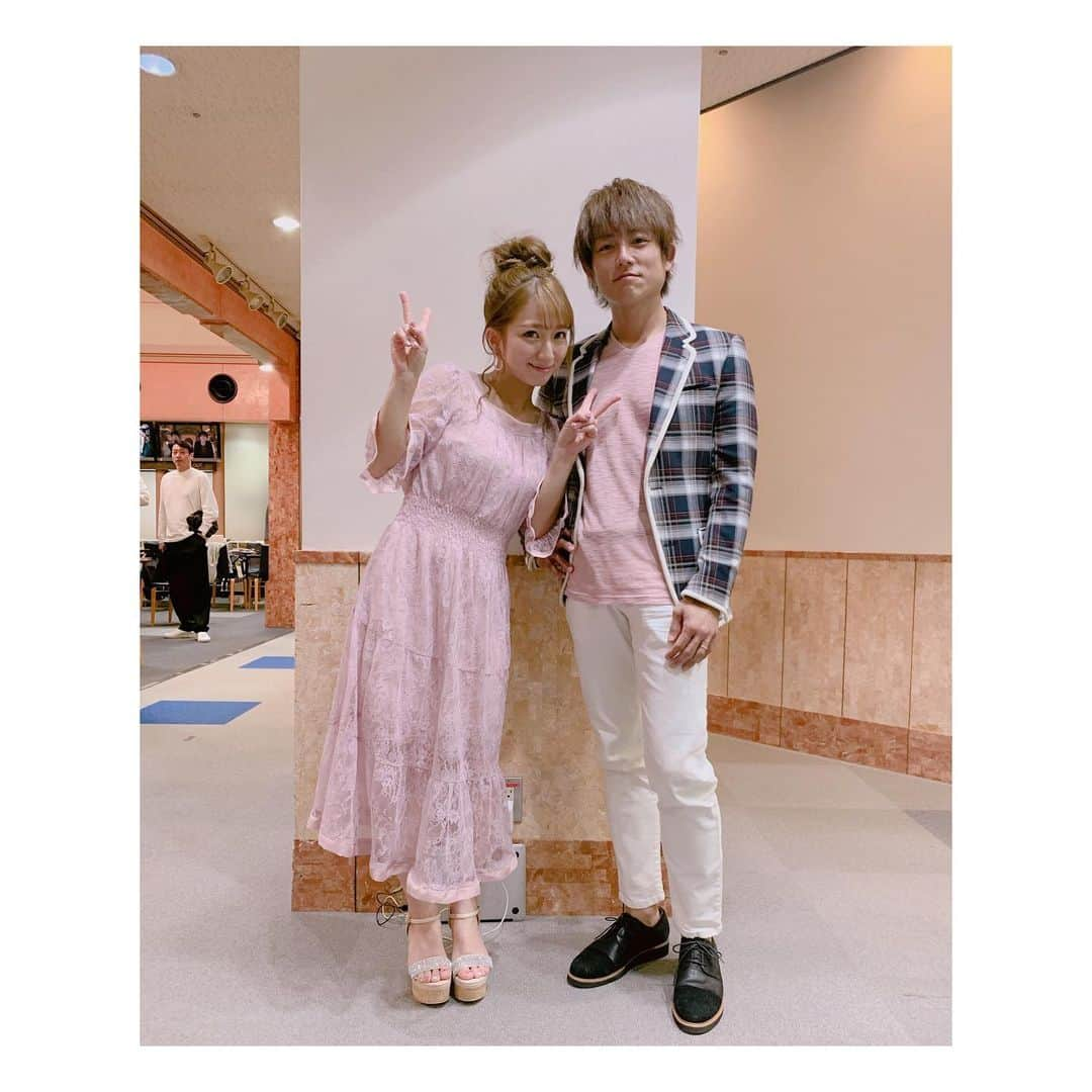 辻希美さんのインスタグラム写真 - (辻希美Instagram)「今日は夫婦で番組収録をしてきましたぁ(灬˘╰╯˘灬)🌸🌸🌸｡･ﾟ  2人でピンクコーデ🌸🌸🌸" #収録 #夫婦で収録 #夫婦共演 #まだまだ違和感 #まだまだ慣れない #でも安心感 #ピンクコーデ #リンクコーデ #平成のバカップル #またｏａ前にお知らせします #衣装 #トリイクニコ #ワンピース #ハニーサロン #🌸🌸🌸 #この写真めっちゃ足長く見えるね #加工してないよ #😆👍 #何現象だ⁇ #トリイマジックか？ #ばっしーカメラ マジックか？」5月10日 18時36分 - tsujinozomi_official