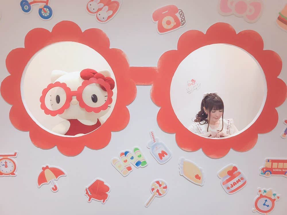 伊藤芽衣さんのインスタグラム写真 - (伊藤芽衣Instagram)「45th アニバーサリー Hello Kitty Collection展♡  #ハローキティコレクション展  #hellokittycollection  #キティ45 #sanrio #サンリオ  #ハローキティ #hellokitty  #kawaii #かわいい #キティちゃん  #池袋西武 #メガネ #めがね #japan」5月10日 18時36分 - itoumei