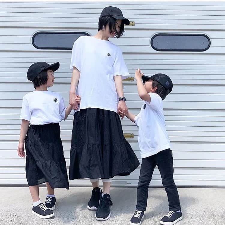 のインスタグラム：「かっこいい親子リンクコーデを発見😳！大人でも難しいモノトーンを着こなすおしゃれなお子さんたち。将来が楽しみですね👏💕 Regram from @matsuten522 様 ・ 🔶🔸🔶🔸🔶🔸🔶🔸🔶🔸🔶🔸 ・ Jeep®️プレゼントキャンペーンに応募したくて、 いそいそとON/OFFコーデを撮影してみたよ😊 ＊ 「Jeep®️の車が当たるキャンペーンやってるらしいんだけど」 と夫に伝えたら、 「え！応募しといて」 と案の定言われたよ😂 だって独身時代にグラチェロ乗ってたからね、うちの夫😂😂 ＊ 写真の背景でお馴染みの、我が家の車庫シャッターの向こうにJeep®️がいることを妄想してコーデ組んでみたよ♪ ＊ ONコーデは働くオトナの女性をイメージして、 タイト目なTシャツとブラックデニムのシンプルコーデに、 さらっとリネンのロングジャケットを肩掛けしてみた♪ ＊ OFFコーデは子供達とモノトーンでリンクコーデ♪ ＊ 娘とはスカートもお揃い😊 ＊ 今日は子供達と公園でたっぷり遊んだので、お風呂行ってきます♨️ ＊ Jeep®️コンパス当たったら、近場のスーパー銭湯じゃなくて、 ドライブ楽しみながら、下呂温泉行きたいな❤️❤️ 荷物もいっぱい積めるから、キャンプも行きたい⛺️ ＊ IKEAで爆買いしても大丈夫よね🙆‍♀️←断捨離の次は模様替えしたいらしい😂 ＊ 妄想止まらない😂😂 ＊＊＊ ONコーデ（1〜2枚目） ＊＊＊ 🧥パッチポケットロングジャケット→ #mayblue #メイブルー #mayblue_jp @mayblue_jp ＊ 👕リブUネックT （XS オンライン限定サイズ）、 👖ハイライズシガレットジーンズ （オンライン限定丈長めをカット）→ @uniqlo @uniqlo_ginza ＊ 👂ピアス→ @vivi.acce by @ino3_gram ＊ ⌚️時計、バングル→ @danielwellington 【１５％割引クーポンコード】ten522 ＊ 👜鞄→ @radleyjapan @radleylondon ＊ 👠靴（数年前）→ @zara ＊＊＊ OFFコーデ（3〜4枚目） ＊＊＊ 🧢ベースボールキャップ、 👕グラフィックT（メンズXL）、 👗フレアロングスカート（S）→ @gu_global @gu_for_all_ ＊ 👖レギンス→ @womancollection_official ＊ 👟靴→ @adidasoriginals @rakuten_official ＊＊＊ 👧🏻👦🏻 👕Tシャツ、👗スカート、👟スニーカー→ @gu_global @gu_for_all_ ＊ 🧢キャップ、👖パンツ→ @uniqlo @uniqlo_ginza ＊ #locari #ootd_kob #ponte_fashion #mamagirl #mineby3mootd #コーデ #プチプラコーデ #arine_ootd #fashion #ootd #arine_ootd #mineプチプラ部 #R_fashion #楽天お買い物部 #まつコ #favoritemine #uniqlo #uniqloginza #ユニクロ #ユニジョ#上下ユニクロ部 #gu #gumania #gu神mania」