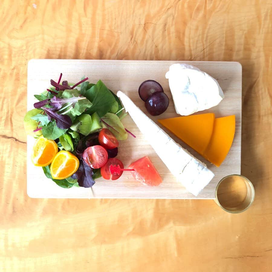 とよた真帆さんのインスタグラム写真 - (とよた真帆Instagram)「お友達の松井美緒ちゃん @mio.matsui が一年かけて作ったブランド 『mix & mingle』のカッティングボード^_^ 月のイメージでシンプルで美しく日常のお皿からちょっと気分を変えてこんな風にお食事を楽しんだら最高かも😃✨とちょっとのせてみました（笑）いつものドサッとのせとやはり違う😆  新宿伊勢丹2階フラワーショップ、マチルダ前、アーバンクローゼット内でポップアップショップがあるみたいです 5月17日（金）18日（土）19日（日）  @isetan_shinjuku_urbancloset  #カッティングボード #シンプル #つき #伊勢丹新宿店 #他の商品も気になる #楽しみ #朝のビタミン」5月10日 18時41分 - maho_toyota