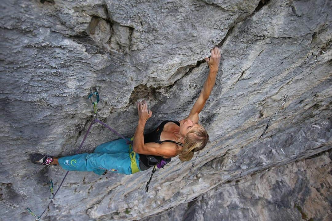 アンジェラ・アイターさんのインスタグラム写真 - (アンジェラ・アイターInstagram)「When it comes to hard climbs, protein metabolism is in permanent flow and I try to avoid any protein breakdown. Through eggs, fish and the plant based Organic Protein Porridge, which is also rich in magnesium and manganese, I intake all the main aminoacids I need. What are your favourites? 📸 @bernieruech //: "Game Over, 8c", Imst, 2015 #verleihtflügel #jedentagtirol @ferienregionimst @lasportivagram @team_edelrid @raab_vitalfood #climbing #outdoors #socialmedia #balance #emotion #nature #outdoorwoman #fitness #gesundheit #natur #klettern #veggie #vegan #ernährung #nutrition」5月10日 18時44分 - angyeiter