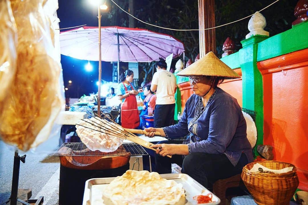 タイ国政府観光庁さんのインスタグラム写真 - (タイ国政府観光庁Instagram)「今週も1週間お疲れ様でした✨﻿ ﻿ ルーイ県チェンカーンのウォーキング・ストリートの写真をお届けします📸﻿ ﻿ 毎日夕方から賑わいを魅せるチェンカーン・ウォーキング・ストリートでは、通り沿いにローカルフードや伝統菓子を販売する屋台が軒を連ねます🍴﻿ ﻿ こちらは餅米と米粉をまぜて焼いたお菓子「カオクリアップ・ワーウ」です🌾﻿ ﻿ 皆様、よい週末をお過ごし下さい😊﻿ ﻿ #お疲れ様でした #タイ #ルーイ #チェンカーン #チェンカーンウォーキングストリート #タイ料理 #タイ料理大好き #屋台 #タイデザート #ナイトマーケット #こんなタイ知らなかった #タイを知りつくす #タイ旅行 #旅好きな人と繋がりたい #旅行好きな人と繋がりたい #thailand #loei #chiangkhan #chiangkhanwalkingstreet #thaifood #thaifoodstagram #amazingthailand #thailandtravel #thailandtrip #thai #thaistagram #lovethailand #localexperience #thainess﻿ ﻿」5月10日 18時46分 - amazingthailandjp