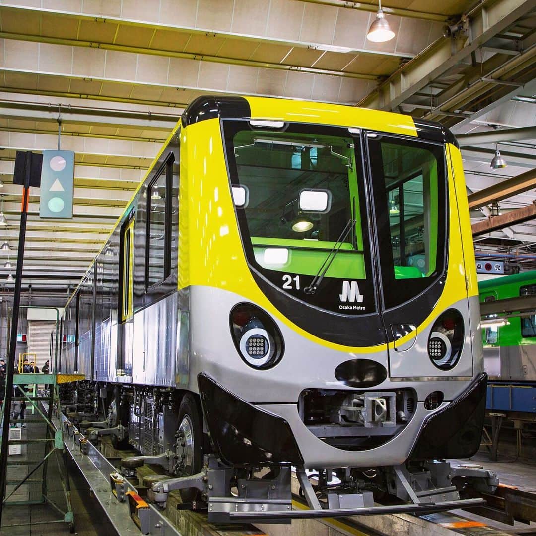 Osaka Bob（大阪観光局公式キャラクター）さんのインスタグラム写真 - (Osaka Bob（大阪観光局公式キャラクター）Instagram)「Osaka Metro's New Tram comes in so many colors and designs. It's exciting to see them on the tracks too! You never know which one is going to come. . Osaka Metroのニュートラムの車両はカラフルで個性的！ 今日はどんな車両に出合えるかな♪ . #OsakaMetro #OsakaMetroNiNE  #BeNiNE #withOsakaBob #OSAKA #maido #japanesetrains」5月10日 18時57分 - maido_osaka_bob