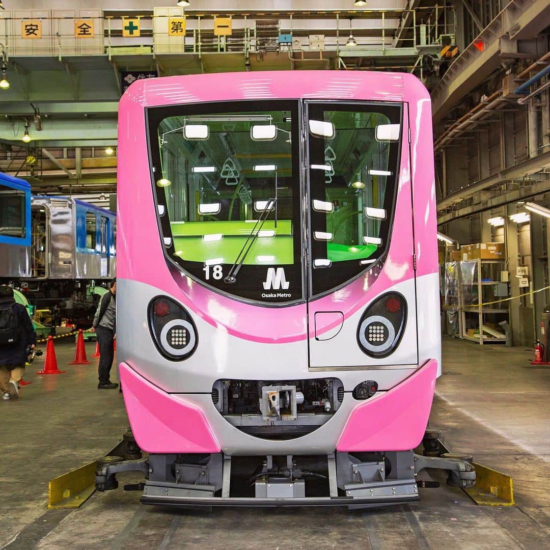 Osaka Bob（大阪観光局公式キャラクター）さんのインスタグラム写真 - (Osaka Bob（大阪観光局公式キャラクター）Instagram)「Osaka Metro's New Tram comes in so many colors and designs. It's exciting to see them on the tracks too! You never know which one is going to come. . Osaka Metroのニュートラムの車両はカラフルで個性的！ 今日はどんな車両に出合えるかな♪ . #OsakaMetro #OsakaMetroNiNE  #BeNiNE #withOsakaBob #OSAKA #maido #japanesetrains」5月10日 18時57分 - maido_osaka_bob