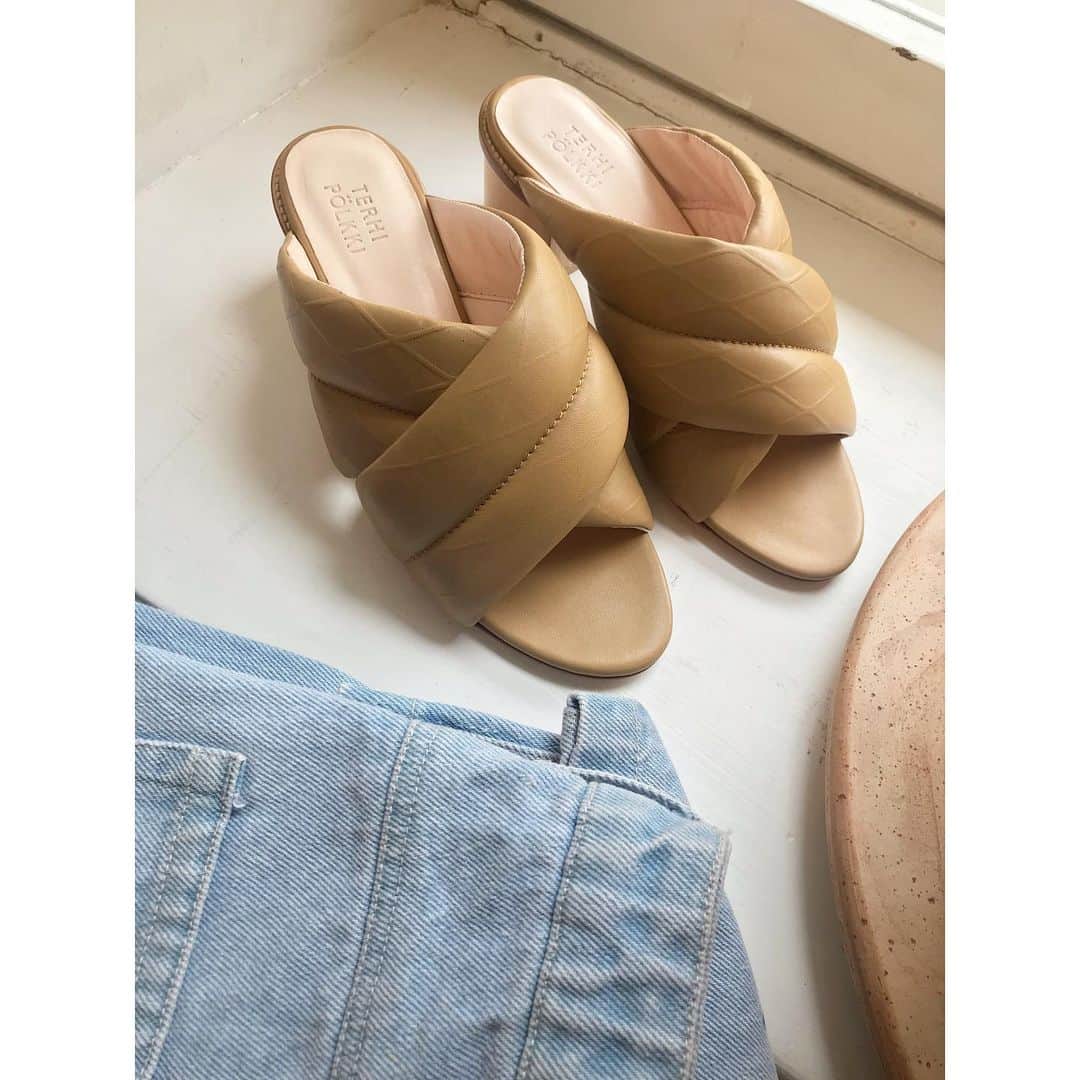 テーリポルキさんのインスタグラム写真 - (テーリポルキInstagram)「Denim & Beige ~ The perfect pair ✨ Limited Edition Cross Mule Beige just arrived in Store @kampgarden and Online ✨ #crossmule #sandals #shoes #chaussures #finnishdesign #sustainability #terhipölkkistore #vegetabletanned #TERHIPÖLKKI」5月10日 18時57分 - terhipolkkishoes