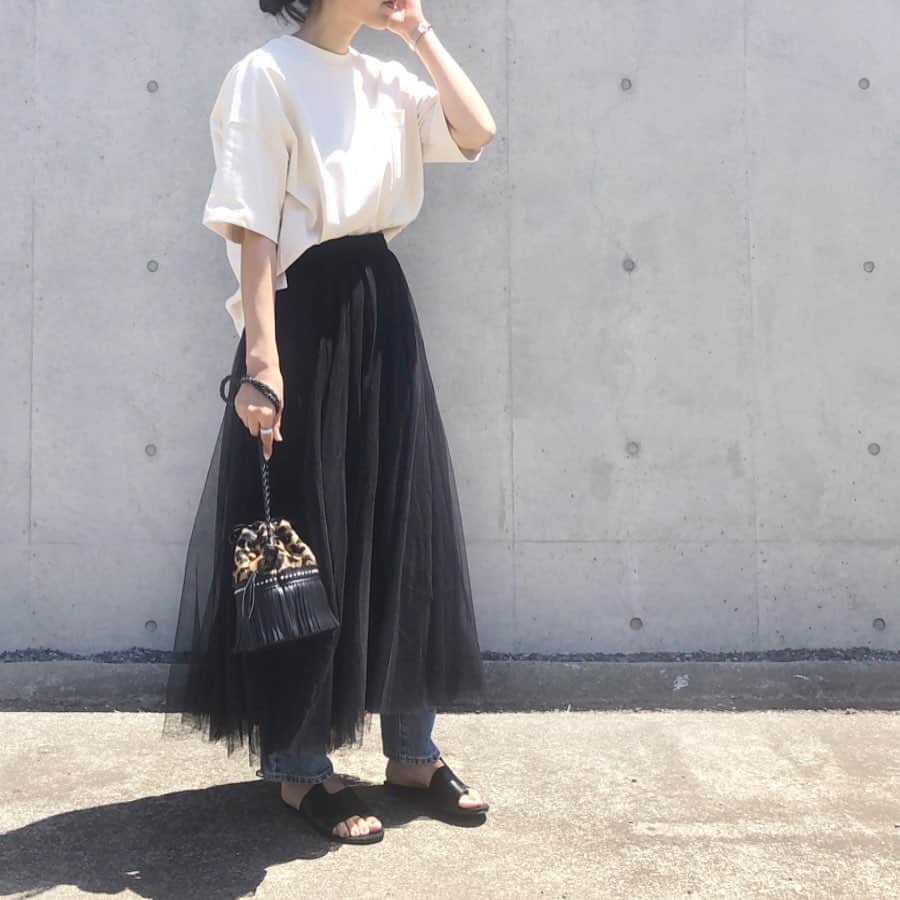 acco.mamaさんのインスタグラム写真 - (acco.mamaInstagram)「⠀ ⠀ @fifth_store の #チュールロングスカート デニムに重ねて甘辛バランス〜𓍝 それにしてもこのボリューム感 たまらんな〜♡︎ ⠀ ちなみにTシャツとデニムがGUの #上下GU コーデ𓂬 ⠀ 今日は12日(日) 新しくOPENする #vansan調布店 でランチ🍝 釜揚げしらす盛り放題とか最高すぎた🤤 ⠀ tops,denim #GU #ヘビーウェイトT skirt #fifth ☞ 40%OFF bag #jandmdavidson  bangle #mockberg  shoes #lavishgate ⠀」5月10日 18時50分 - acco.mama