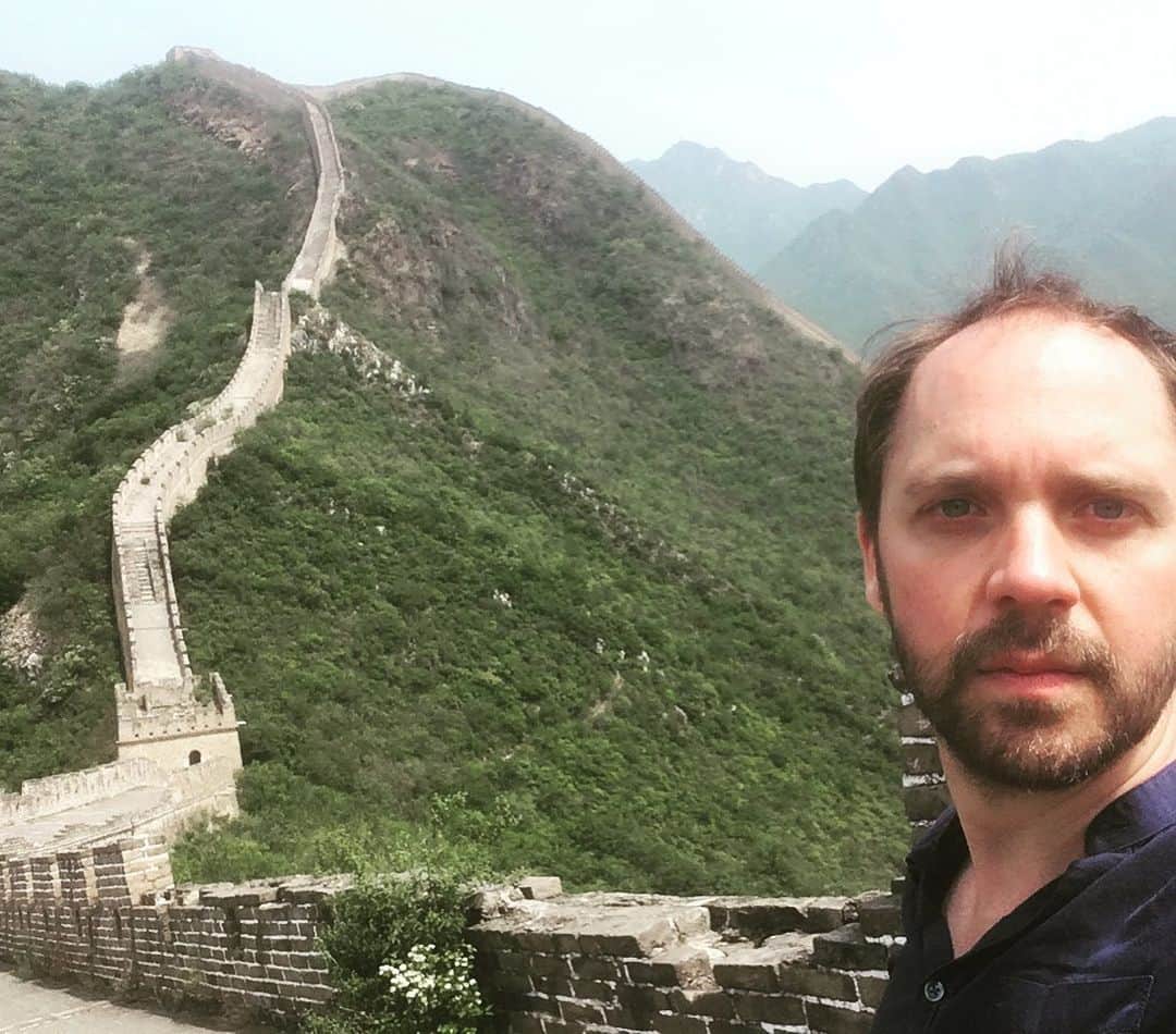 マルティン・ラッペのインスタグラム：「They've got a wall in China It's a thousand miles long To keep out the foreigners They made it strong I've got a wall around me You can't even see It took a little time To get next to me #somethingsoright #paulsimon」