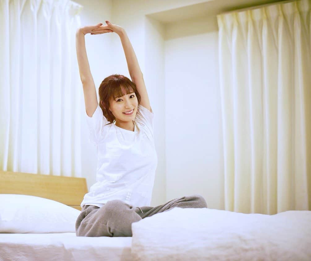 小林真由のインスタグラム：「先日、ルックプラスの撮影へ🌸﻿﻿ ﻿﻿ 撮影後に頂いたバスタブクレンジングを使ってみたら大大ヒット！﻿﻿ シューッとして60秒待つだけで汚れがとれていくの🥺﻿﻿ 一発で広範囲に広がるのも﻿﻿ 擦らなくて良いのも感動でした。﻿﻿ 時短にもなるし﻿﻿主婦の味方アイテム🧹🧡﻿﻿ ﻿ 気持ちも時間もゆとりができる分﻿﻿ ゆっくりお茶を飲んだり﻿﻿ 自由な時間が増えるのは嬉しいですね🙈﻿﻿ ﻿﻿ キャンペーンに参加するとゆとりグッズが当たるそうです🥺💭﻿﻿ @look.plus_official﻿﻿ #ルックプラス #ルックプラスでゆとりプラス﻿﻿ #pr #バスタブクレンジング #掃除 #お風呂掃除 #家事」