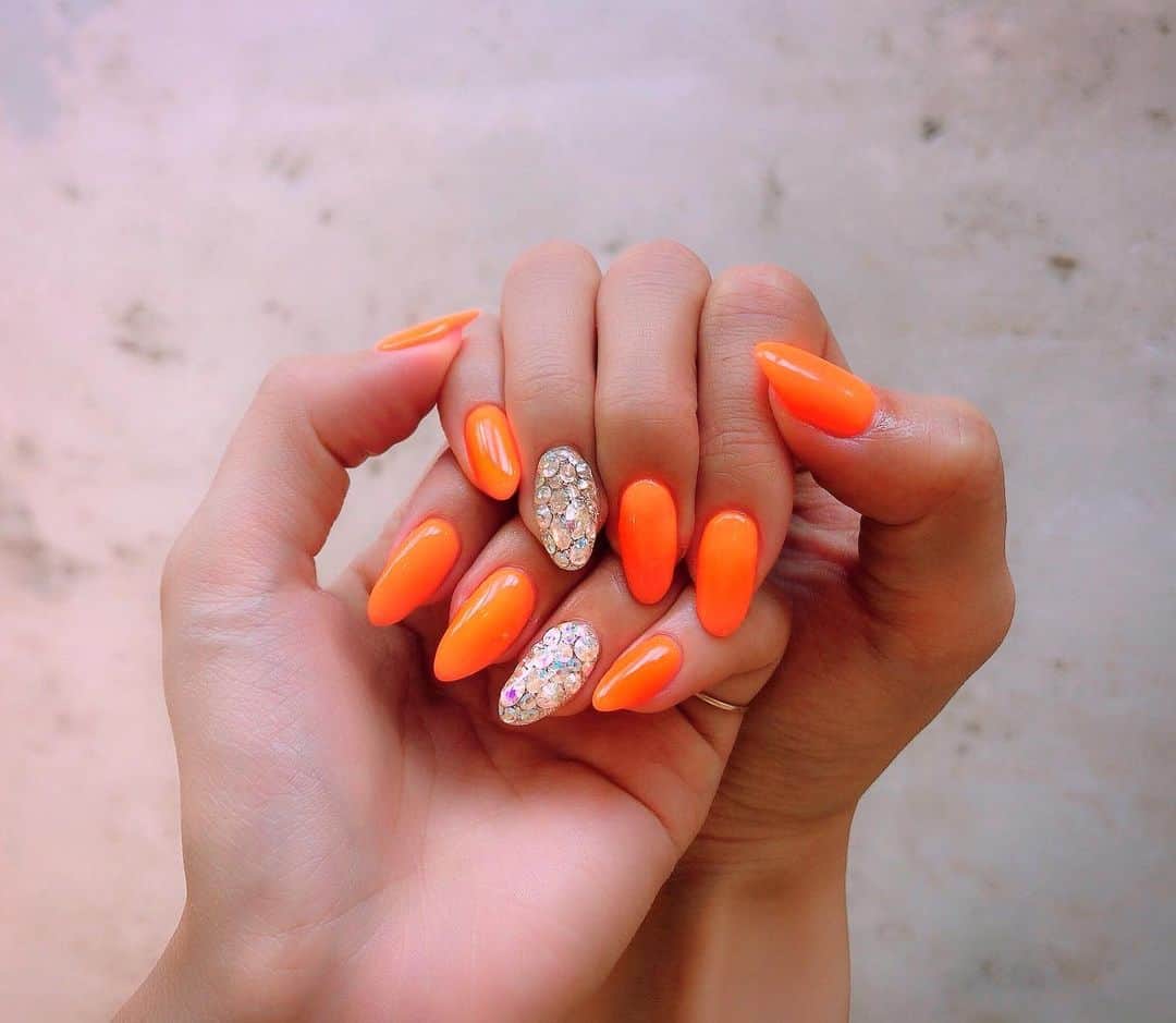 鈴木まりなのインスタグラム：「   NEON ORANGE🧡🍊 @ list.nail  担当は盛さん🌟 大学のときからずっとお世話になってます🌹   #マリナネイル #ネイルデザイン #オレンジネイル #大阪ネイルサロン #ネイルでマインドリセット #list_nail #nail #naildesign #neon #vivid #orange」