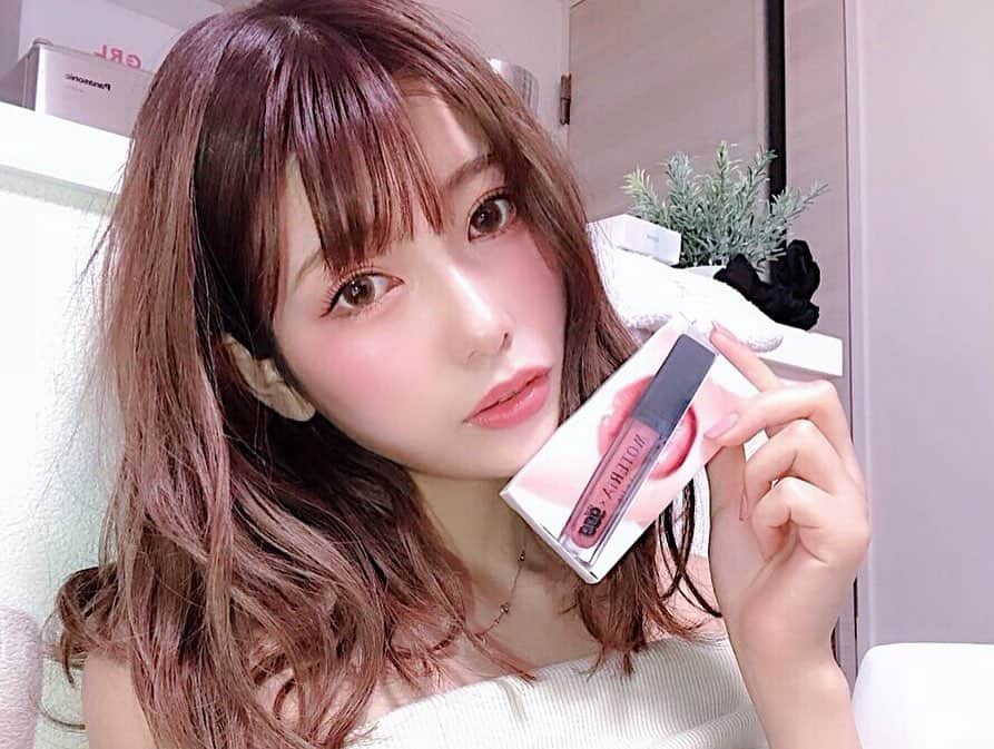 長谷川万射さんのインスタグラム写真 - (長谷川万射Instagram)「この間撮影でラリップ 「@moteria_official」のリップを 塗ったんだけどすんごく可愛くて その日から気に入ってしまった、、♥️ . カプサイシンが入っているので 時間が経つと唇がぷっくりしてきて もともとウルウルなのにさらに プルプルになるの😘😘😘 . 画像で塗ってるカラーは ☆ヌーディーブラウン です！！！！！ 他のカラーも可愛いよ〜💞 . . 楽天市場で5/11〜始まるお買い物マラソンでお得に買えるらしいよ❤️ しかも今だけ1200円クーポンがついてるんだって🌸 . . #モテリア #Lalip #ラリップ #リップ #リッププランパー #コスメ好きさんと繋がりたい #今日のメイク #唇 #maisonmarle #メゾンマルレ #コスメ#モテリップ #恋コスメ #オススメコスメ #恋活リップ #新作コスメ」5月10日 19時07分 - mayanyam712