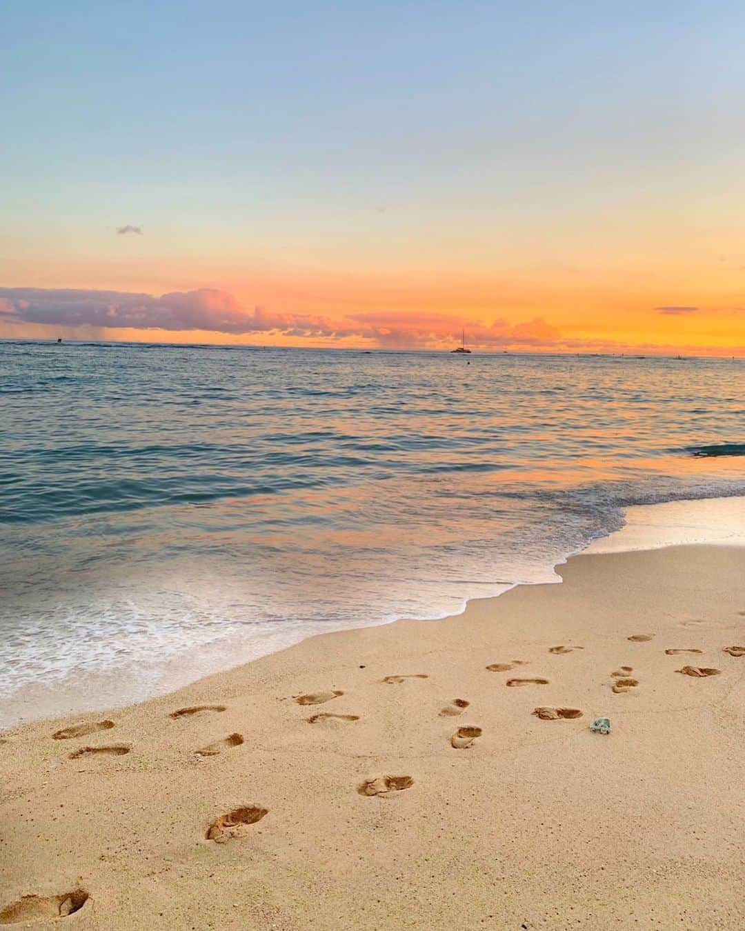 ユミ さんのインスタグラム写真 - (ユミ Instagram)「Sweet orange sunset in Waikiki Beach🌅﻿🌴﻿ この日は淡くて優しいカラーリングで迎えてくれました💓 今日はNorthのSunset Beachの 凛としたサンセットにパワーをもらってきたよ🌞🌅 ワゴンのお店のプレート食べながら待つ時間も幸せだったー🐒🌈🌊🌴﻿💓 ﻿ ﻿ ﻿ #waikiki#beach#Hawaii#sunset﻿#oahu#mahalo」5月10日 18時58分 - yuminchu1029