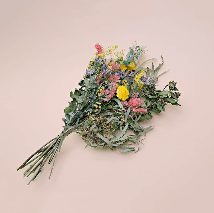 吉祥寺PARCOのインスタグラム：「いつもありがとう。﻿ ﻿﻿ 母の日まであとすこし。﻿ ﻿ お花って、お部屋にあるだけで﻿ なんだか気持ちがおだやかに華やかに ﻿ なるような気がします。﻿ ﻿﻿ ドライフラワーは﻿ お仕事に夢中でなかなか生花は・・・な﻿ 働き者のおかあさんに👩🏻‍🦰💐﻿ ﻿﻿﻿ 〜〜〜﻿﻿﻿ 掲載アイテムは・・・﻿﻿﻿ ﻿﻿﻿ 1F CRASH GATE（クラッシュゲート）﻿ ﻿﻿﻿ でお買い求め頂けます。﻿﻿﻿ 〜〜〜﻿﻿﻿ ﻿﻿﻿ #吉祥寺 #PARCO #パルコ #吉祥寺巡り #吉祥寺パルコ #ていねいな暮らし #ていねいな生活 #平成最後 #お買い物 #春 #おしゃれな人と繋がりたい #お散歩 #gw #井の頭公園 #吉祥寺さんぽ #母の日 #happymothersday #ママ #お母さん #ギフト #ドライフラワー #ドライフラワーのある暮らし #ドライフラワーのある生活 #crashgate」