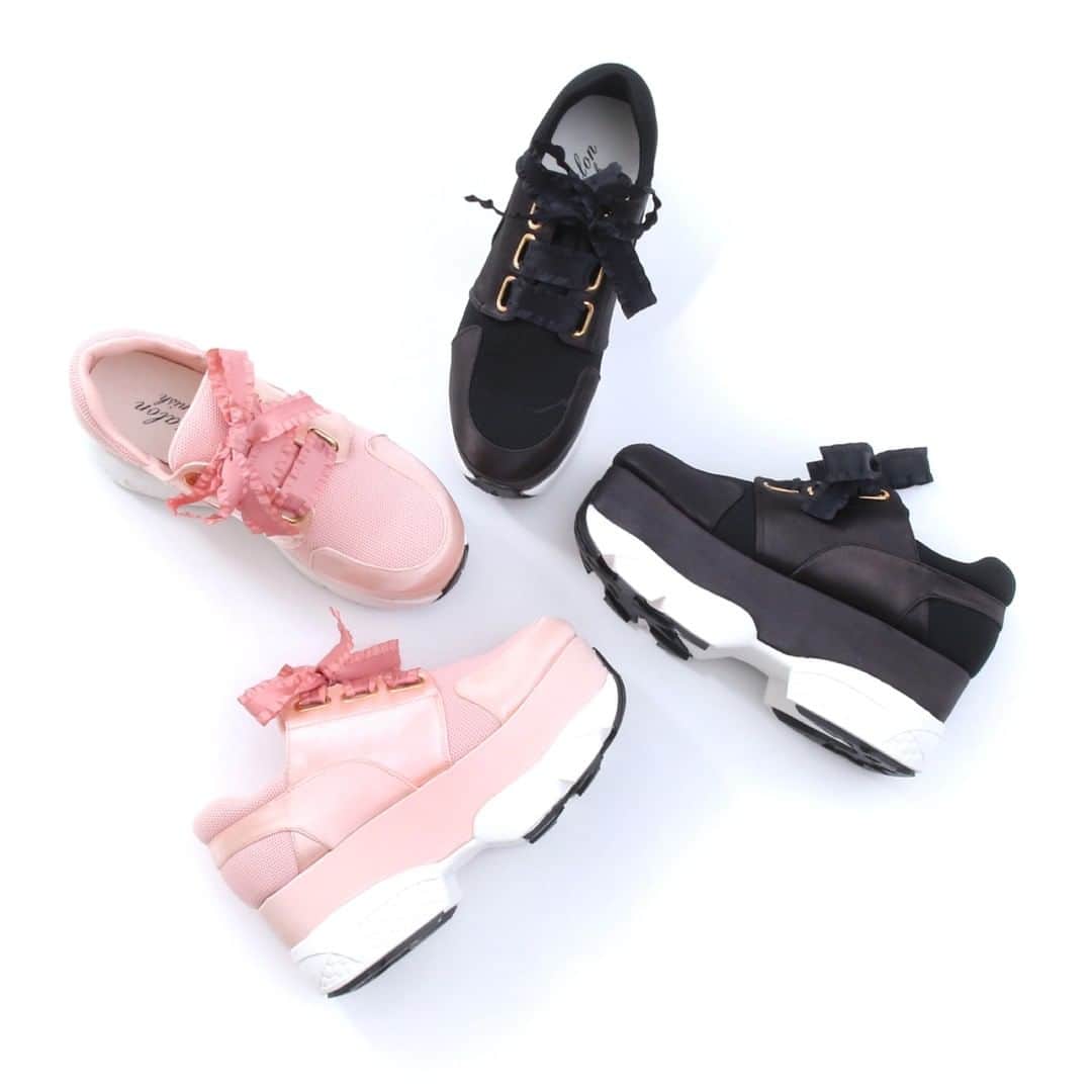 のインスタグラム：「. 【NEW】 . 本日発売✨ 厚底リボンスニーカー　￥13,500＋tax . color：pink / black . 2層の底でクッション性があり、 歩きやすさ抜群のスニーカー💓 フリルリボンがポイントです！ . . #honeysalonbyfoppish #honeysalon #ハニーサロン #ハニサロ #ハニサロシューズ #スニーカー #厚底 #厚底スニーカー #リボン #フリルリボン #sneakers #girly #sweet #fril #ribbon #newin」