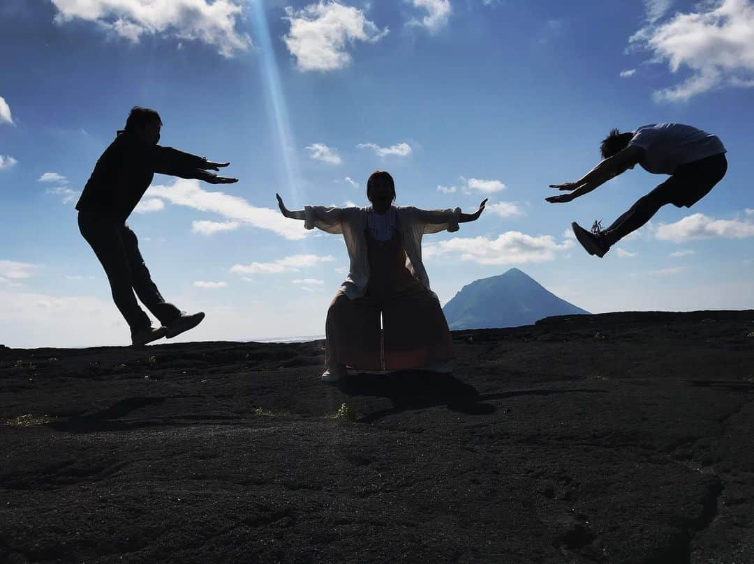 出雲阿国さんのインスタグラム写真 - (出雲阿国Instagram)「八丈島の 開運旅行が楽しすぎました❤️ これから 開運ずもトラベル、 ぽちぽちと レポしていきます♪  八丈島すごく楽しくて パワーフードと パワースポットで パワーをチャージし過ぎ とうとう 波動拳が打てるようになりました❤️w  #開運ずもトラベル #八丈島  #吉方位旅行 #南原千畳敷  #風水 #東京都の島 #開運 #波動拳 #ずも姉 #出雲阿国」5月10日 19時01分 - izumonookuni