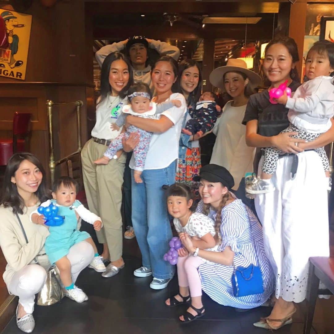 のインスタグラム：「new babyの対面日🤱💓 子供と子供の触れ合いほんとかわいくて癒される🤤♡ トータルで考えたら子供数のが大人より多くなった🤭 . #地元#友達#赤ちゃん#横須賀#モデル#パーツモデル#美ボディ#健康美#トレーニング#トレーニング女子#ボディメイク#ジム#フィットネス#高身長女子」