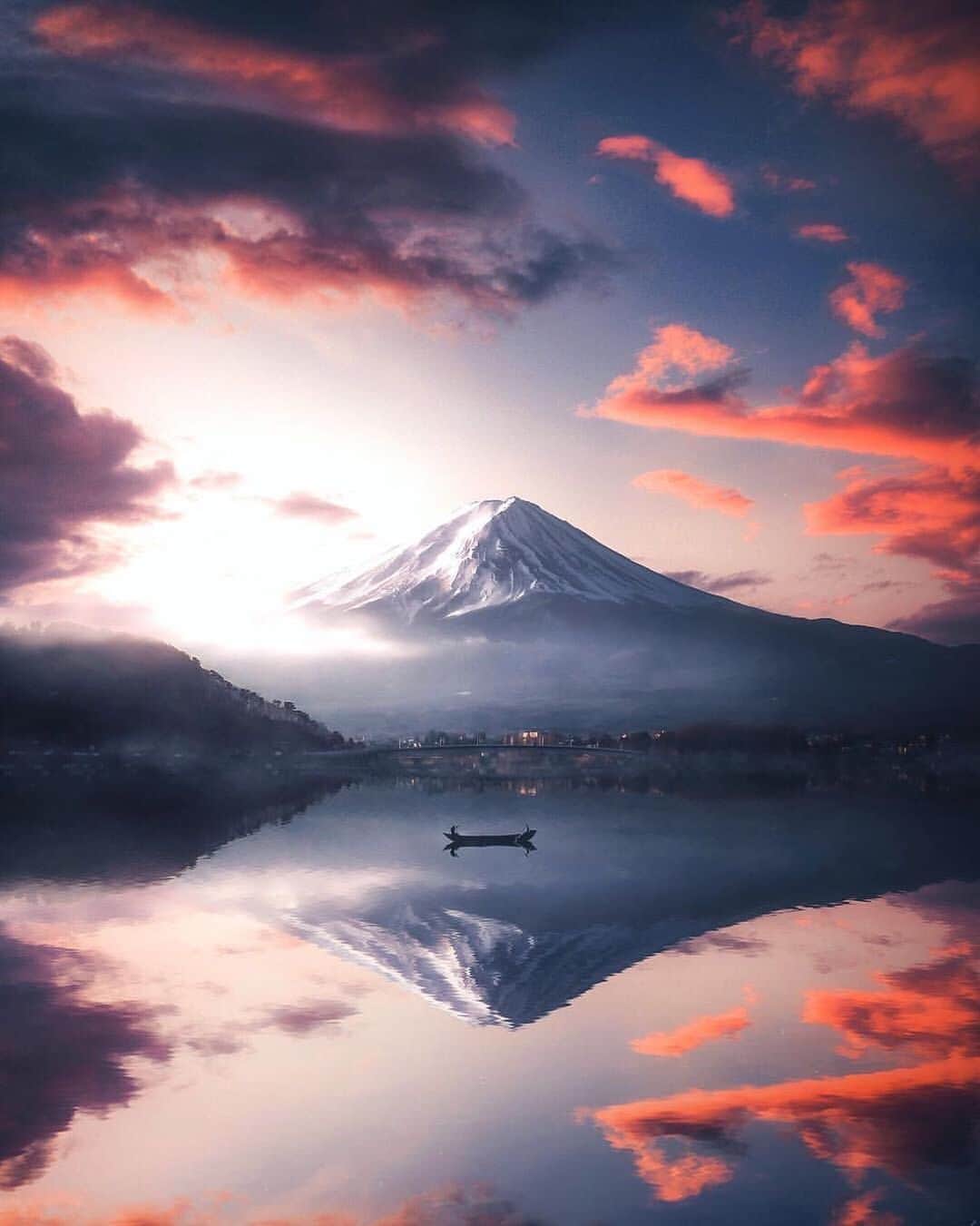 Canon Photographyさんのインスタグラム写真 - (Canon PhotographyInstagram)「Mount Fuji with all its glory! What a stunning image!  Photo manipulation | @worldofjoonas  #fuji #mountfuji #japan #reflection #sunrise #reflectiongram #kayaking」5月10日 19時05分 - cpcollectives