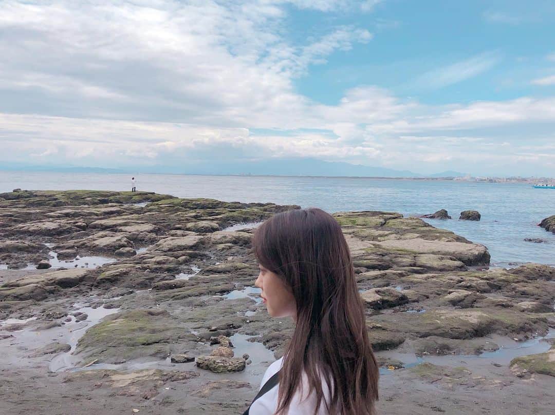 中山来未のインスタグラム：「👩🏽‍🦰💗 最近投稿してるのは江ノ島でした そんなに頻繁にくるわけじゃないけど観光客が多くて飛行機で出かけた感覚になる 空気も良くて駅降り立った瞬間からわくわくするのがたまらない🗣🍭 稽古に向けてパワー溜めてきました🧛🏻‍♂️🍽 舞台のチケットのURLストーリーに 貼るので予約の時はハイライトか Twitterの固定のとこを見てください。お会い出来るの楽しみにしてます！」