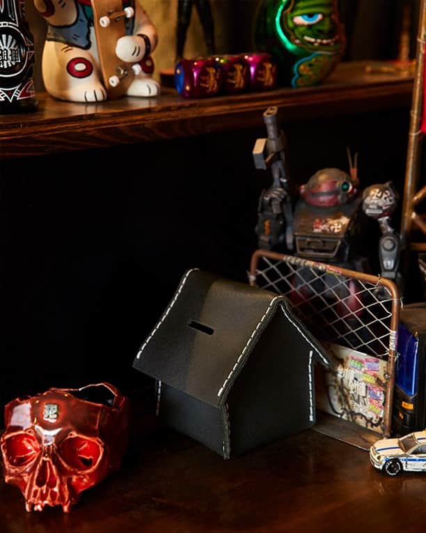 MR PORTERのインスタグラム：「House deposit fund (but make it cool) #日本特集 🇯🇵 ⠀ -⠀ 🛒 @henderscheme Leather Money Box (1139357) available now via the link in bio. #MRPORTERTheJapanEdit」