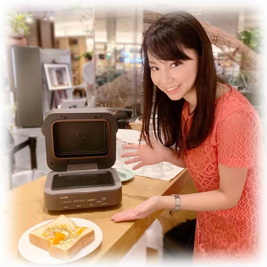 柴本愛沙さんのインスタグラム写真 - (柴本愛沙Instagram)「4月25日に新発売した 「三菱ブレッドオーブン」の 体験試食会に行ってきました🍞  食パンを1枚1枚密封して焼き上げることで 香りとうまみを封じ込み、 ふんわりしっとりした「生トースト」が 出来上がるんです‼️ . さっそく焼いて食べてみましたが、 ほんとあの高級生食パンみたいな ふわふわでモチモチな食感でした♡  そして、京都にある 厚焼きの玉子サンドが有名な 『喫茶マドラグ』の店主・山崎さんが開発した メニューもいくつか教えていただきました🍳  マドラグ、京都旅行で朝早く行ったのに すでに1日の予約が 終わってしまっていたんだよな… またリベンジするぞぉー☆  スフレのような食感のフレンチトースト、 作っていただきました！！！ すーっごく膨らんでビックリ☆ そして、おいしかったー💕  こちらのおしゃれなブレッドオーブン、 Amazonや量販店EC等のECサイトで 購入可能だそうです♡  #三菱ブレッドオーブン #ブレッドオーブン #生食パン #生トースト #トースター #PR #家電 #キッチン家電 #おしゃれ #おしゃれ家電 #ふわふわ #もちもち  #フレンチトースト #スフレみたい #マドラグ #喫茶マドラグ #食パン #🍞 #トースト #しっとり #おいしい #体験試食会 #二子玉川 #二子玉川ライズ #蔦屋家電 #bread」5月10日 19時07分 - aisa_shibamoto