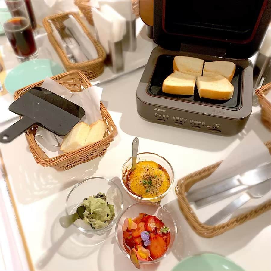 柴本愛沙さんのインスタグラム写真 - (柴本愛沙Instagram)「4月25日に新発売した 「三菱ブレッドオーブン」の 体験試食会に行ってきました🍞  食パンを1枚1枚密封して焼き上げることで 香りとうまみを封じ込み、 ふんわりしっとりした「生トースト」が 出来上がるんです‼️ . さっそく焼いて食べてみましたが、 ほんとあの高級生食パンみたいな ふわふわでモチモチな食感でした♡  そして、京都にある 厚焼きの玉子サンドが有名な 『喫茶マドラグ』の店主・山崎さんが開発した メニューもいくつか教えていただきました🍳  マドラグ、京都旅行で朝早く行ったのに すでに1日の予約が 終わってしまっていたんだよな… またリベンジするぞぉー☆  スフレのような食感のフレンチトースト、 作っていただきました！！！ すーっごく膨らんでビックリ☆ そして、おいしかったー💕  こちらのおしゃれなブレッドオーブン、 Amazonや量販店EC等のECサイトで 購入可能だそうです♡  #三菱ブレッドオーブン #ブレッドオーブン #生食パン #生トースト #トースター #PR #家電 #キッチン家電 #おしゃれ #おしゃれ家電 #ふわふわ #もちもち  #フレンチトースト #スフレみたい #マドラグ #喫茶マドラグ #食パン #🍞 #トースト #しっとり #おいしい #体験試食会 #二子玉川 #二子玉川ライズ #蔦屋家電 #bread」5月10日 19時07分 - aisa_shibamoto