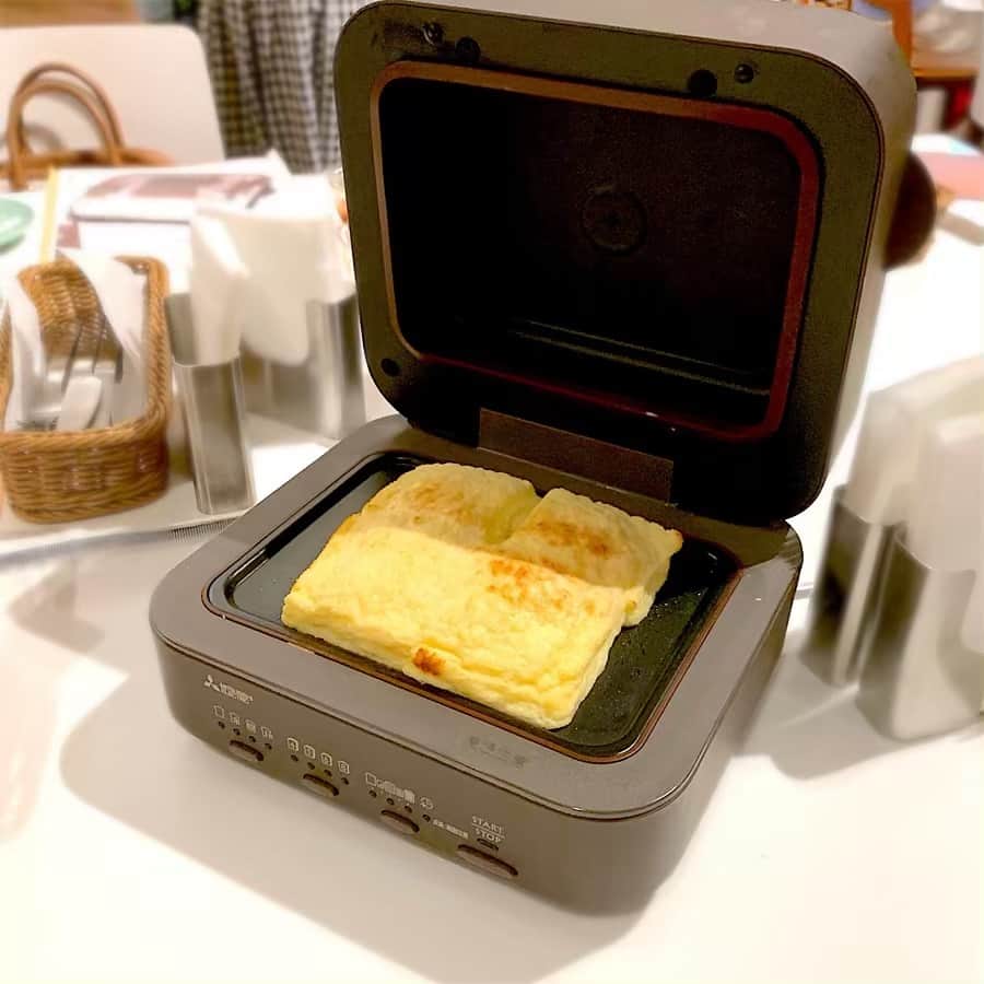 柴本愛沙さんのインスタグラム写真 - (柴本愛沙Instagram)「4月25日に新発売した 「三菱ブレッドオーブン」の 体験試食会に行ってきました🍞  食パンを1枚1枚密封して焼き上げることで 香りとうまみを封じ込み、 ふんわりしっとりした「生トースト」が 出来上がるんです‼️ . さっそく焼いて食べてみましたが、 ほんとあの高級生食パンみたいな ふわふわでモチモチな食感でした♡  そして、京都にある 厚焼きの玉子サンドが有名な 『喫茶マドラグ』の店主・山崎さんが開発した メニューもいくつか教えていただきました🍳  マドラグ、京都旅行で朝早く行ったのに すでに1日の予約が 終わってしまっていたんだよな… またリベンジするぞぉー☆  スフレのような食感のフレンチトースト、 作っていただきました！！！ すーっごく膨らんでビックリ☆ そして、おいしかったー💕  こちらのおしゃれなブレッドオーブン、 Amazonや量販店EC等のECサイトで 購入可能だそうです♡  #三菱ブレッドオーブン #ブレッドオーブン #生食パン #生トースト #トースター #PR #家電 #キッチン家電 #おしゃれ #おしゃれ家電 #ふわふわ #もちもち  #フレンチトースト #スフレみたい #マドラグ #喫茶マドラグ #食パン #🍞 #トースト #しっとり #おいしい #体験試食会 #二子玉川 #二子玉川ライズ #蔦屋家電 #bread」5月10日 19時07分 - aisa_shibamoto