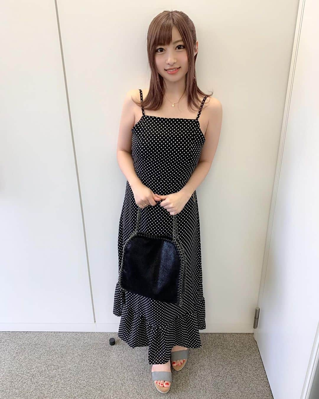 成瀬心美さんのインスタグラム写真 - (成瀬心美Instagram)「👗 . . 最近だいぶ暖かいですねぇ✨ . . この間 銀座でお友達とランチしたの🍴 . . ザギンでシースー😘笑 . . ではなかったんだけどね。 . 銀座って何着たらいいの！？ え！？ . って軽くテンパりましたが 最近買った @fifth_store さんの ワンピースを着たよん！ . #バッグシャンドットロングワンピース だってさ！ . 通販のお店さんですが もう安いの😂 . しかもよくクーポン出てたり セールもやってて 今も40%オフだし。 . 通販のセールって 混まないからいいよね。(人混み苦手 . このワンピも3602円。最高。 . こっから40%オフなるのかな！？へ！？(混乱 . . 安い、最高！！！(昨日も言ったな . . ロングスカートはふわふわしてるのが 好きでして こちらもふわふわ☺️ . . 何より背中のリボンが可愛くて🎀！ . そこに惹かれて買ったのだけど 中にTシャツ着たり 羽織るアウターによっても 色んな着方があって良いなぁと！ . 何より丈感が大丈夫でよかった😂😂 . ここのサイトさんは 割とワンピースの丈が私には長めも 多かったので 低身長さんはしっかりサイズ表を 見てから買うのをオススメするよ！ . . 夏にもサラっと着れそうだし 生地感も軽くて涼しくて👌 . . なんかさぁ 良いものをみんなに紹介しようと すればする程 テレフォンショッピングみたいな 変なテンションなるんだけど😂笑 . . まぁいっか… . . バッグはね @editsheen_store  の #グリッターチェーンバッグ . 可愛らしいバッグは沢山持ってるし ちょっと違うの欲しいなって 思ってて見つけたのがこちら。 . . 写真だと伝わりにくいかもだけど グリッターで可愛いの☺️ . はい、プチプラ成瀬さん こちらZOZOTOWNさんで タイムセール中ですよ . . なんと . ジャカジャカジャカ… . . 2700円！！！！！！ . . ぴょえーーーー ア〜〜〜アモ〜〜〜レャ〜〜ハンッハ〜〜〜🎉🎊🎉🎊🎉🎊🎉🎊 . . なんか 安いの嬉しいよね。 . でも安っぽくないのよ。 . . チェーンも しっかりしてて 肩掛けにもできるし プチプラにしては 優秀すぎます。 . . ちょっと大人めで サラっと着れる ワンピースとか セットアップ？ 探してるんだけど みんなはオススメある？？ . . 昨日とプチプラが続いたけれども そうでないやつとかも これから載せていくね😘 . . WEARも再開しました！ coco3nnで検索してみてねん！！ . . 今回はちゃんと商品名まで載せてみた😏 有言実行😏 . . #fashion #codenate #code #onepiece #bag #instalike #instafashion #instagood #followｍe #fifth #fifthtl #フィフス #editsheen #エディットシーン  #バッグ #低身長コーデ #zozotown  #プチプラ #プチプラコーデ」5月10日 19時11分 - coco3ndazo