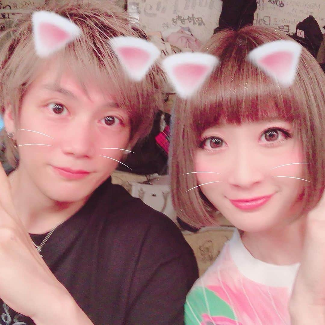 TONEAYUさんのインスタグラム写真 - (TONEAYUInstagram)「昨日のTONEAYUBAND🥳﻿ ﻿ YOUSAY、たかぴが観に来てくれて、6人🤣﻿ ﻿ メンバーにライブ観られるのは緊張というか、一番キョドるw﻿ ﻿ そしてまさかの打ち上げで朝まで...😈🍻﻿ ﻿ 久々にバカみたく笑って楽しかった😂😂😂﻿ ﻿ 最高のメンバーたち😂🎉🎉🎉﻿ ﻿ 慶さんとすっぴん顔似てる言われるから顔入れ替えたら、誰や🤣全然似てないwww﻿ ﻿ 今度はすっぴんで顔入れ替え挑みます👈やめとけw﻿ ﻿ ﻿ ﻿ そしてー！！﻿ ﻿ 来週は、大阪行きます🐙💕💕💕﻿ ﻿ お近くの方、遊びきてください(°▽°)﻿ ﻿ ライブめちゃ楽しいし﻿ 生【平成最後の骨抜き】は最高です🎉🎉🎉﻿ ﻿ ﻿ ﻿ ✨✨✨✨✨✨✨✨✨﻿ 5/14(火)@大阪RUIDO﻿ 出演時間19:55〜﻿ ﻿ 5/18(土)@渋谷RUIDO K2﻿ ※TONEAYU / 御三家 2ステージ﻿ ✨✨✨✨✨✨✨✨✨﻿ ﻿ #TONEAYU﻿ #TONEAYUBAND﻿ #TETSUYUKI﻿ #YOUSAY﻿ #HIROTOMO﻿ #TAKAHIRO﻿ #大内慶﻿ #令和最初のバンドライブ﻿ #eggman﻿ #LIVE﻿ #BAND﻿ #tokyo﻿ #大阪﻿ #大阪RUIDO」5月10日 19時12分 - toneayu