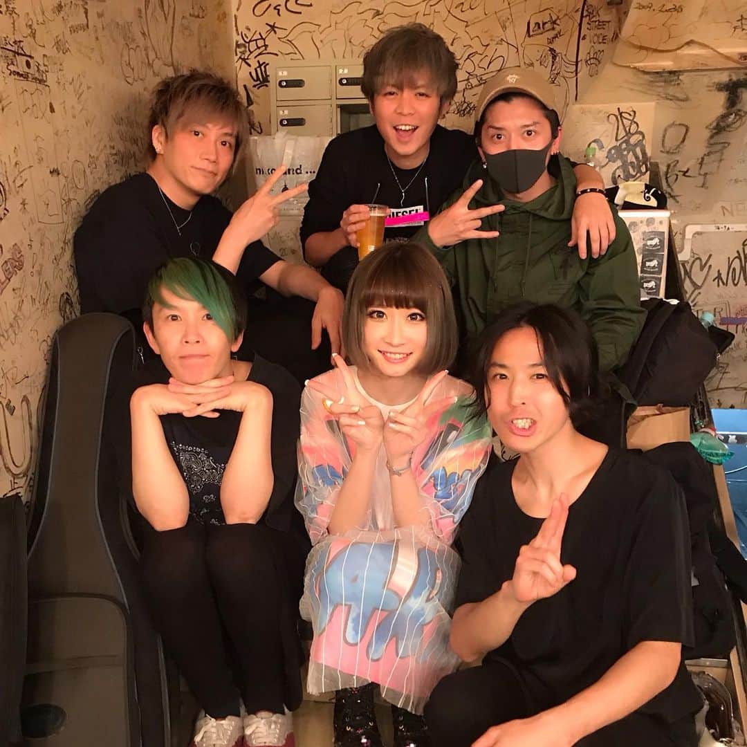 TONEAYUさんのインスタグラム写真 - (TONEAYUInstagram)「昨日のTONEAYUBAND🥳﻿ ﻿ YOUSAY、たかぴが観に来てくれて、6人🤣﻿ ﻿ メンバーにライブ観られるのは緊張というか、一番キョドるw﻿ ﻿ そしてまさかの打ち上げで朝まで...😈🍻﻿ ﻿ 久々にバカみたく笑って楽しかった😂😂😂﻿ ﻿ 最高のメンバーたち😂🎉🎉🎉﻿ ﻿ 慶さんとすっぴん顔似てる言われるから顔入れ替えたら、誰や🤣全然似てないwww﻿ ﻿ 今度はすっぴんで顔入れ替え挑みます👈やめとけw﻿ ﻿ ﻿ ﻿ そしてー！！﻿ ﻿ 来週は、大阪行きます🐙💕💕💕﻿ ﻿ お近くの方、遊びきてください(°▽°)﻿ ﻿ ライブめちゃ楽しいし﻿ 生【平成最後の骨抜き】は最高です🎉🎉🎉﻿ ﻿ ﻿ ﻿ ✨✨✨✨✨✨✨✨✨﻿ 5/14(火)@大阪RUIDO﻿ 出演時間19:55〜﻿ ﻿ 5/18(土)@渋谷RUIDO K2﻿ ※TONEAYU / 御三家 2ステージ﻿ ✨✨✨✨✨✨✨✨✨﻿ ﻿ #TONEAYU﻿ #TONEAYUBAND﻿ #TETSUYUKI﻿ #YOUSAY﻿ #HIROTOMO﻿ #TAKAHIRO﻿ #大内慶﻿ #令和最初のバンドライブ﻿ #eggman﻿ #LIVE﻿ #BAND﻿ #tokyo﻿ #大阪﻿ #大阪RUIDO」5月10日 19時12分 - toneayu