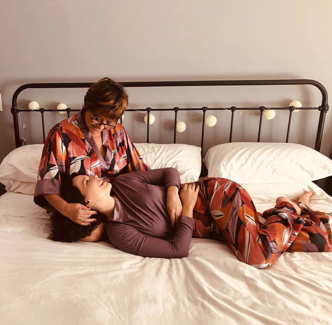 Tainá Müllerさんのインスタグラム写真 - (Tainá MüllerInstagram)「Mais aconchegante que um pijama gostoso, só o colo da minha mãe ❤️ @scalalingerie #diadasmaescommuitoamorscala #naturezaemguache #diadasmaes #colodemae #dormirbem」5月11日 6時03分 - tainamuller