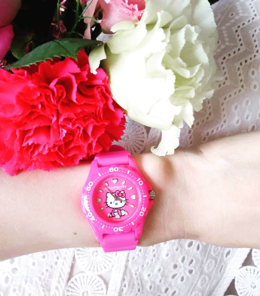 早川愛さんのインスタグラム写真 - (早川愛Instagram)「PINK PINK PINK...♡♡♡ おうちに咲いている薔薇いいかおり...♡♡♡ ・  キティちゃんの時計シチズン製のQ&Q腕時計、プチプラでかわいいの♡♡♡ ZOZOで購入できるよ♡♡♡ ・ ・ ・  watch ... @citizenwatchjp #citizenwatch  hat ... @esutoreja #esutoreja ・ ・ ・  #シチズン #キューアンドキュー #QQ #CITIZEN #腕時計 #時計 #プチプラ #キティちゃん #hellokitty #pink」5月11日 6時06分 - megumegu_1006