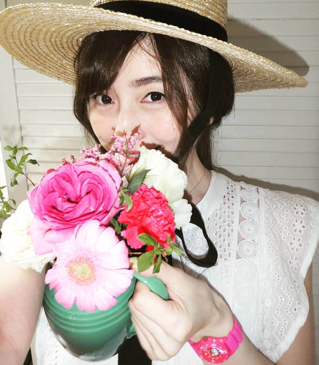 早川愛さんのインスタグラム写真 - (早川愛Instagram)「PINK PINK PINK...♡♡♡ おうちに咲いている薔薇いいかおり...♡♡♡ ・  キティちゃんの時計シチズン製のQ&Q腕時計、プチプラでかわいいの♡♡♡ ZOZOで購入できるよ♡♡♡ ・ ・ ・  watch ... @citizenwatchjp #citizenwatch  hat ... @esutoreja #esutoreja ・ ・ ・  #シチズン #キューアンドキュー #QQ #CITIZEN #腕時計 #時計 #プチプラ #キティちゃん #hellokitty #pink」5月11日 6時06分 - megumegu_1006