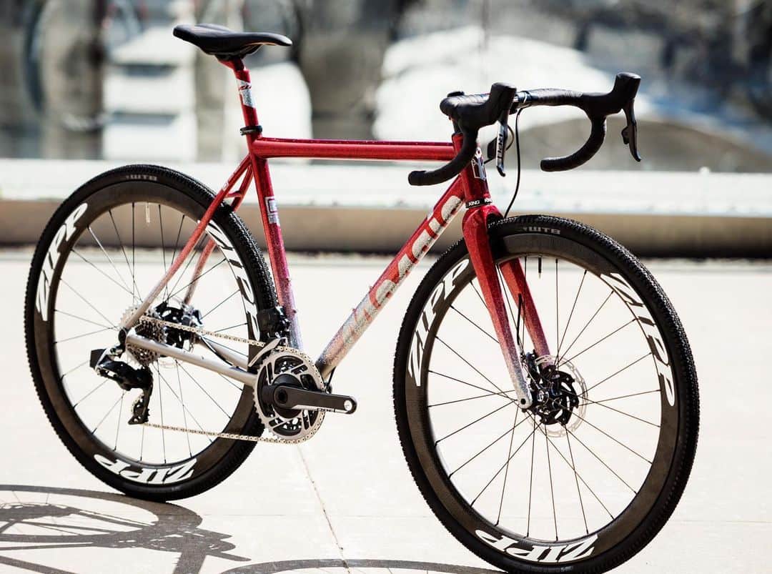 Zipp Speed Weaponryさんのインスタグラム写真 - (Zipp Speed WeaponryInstagram)「How do you make a gravel bike sparkle like a diamond in a sea of rocks? Give it a Wizard of Oz ruby red slippers-inspired paint job. Check out the fine touches on this creation, the GT-1, by @mosaiccycles and @spectrumpaintandpowderworks. 📸 @jordan_clark_haggard」5月11日 4時38分 - zippspeed