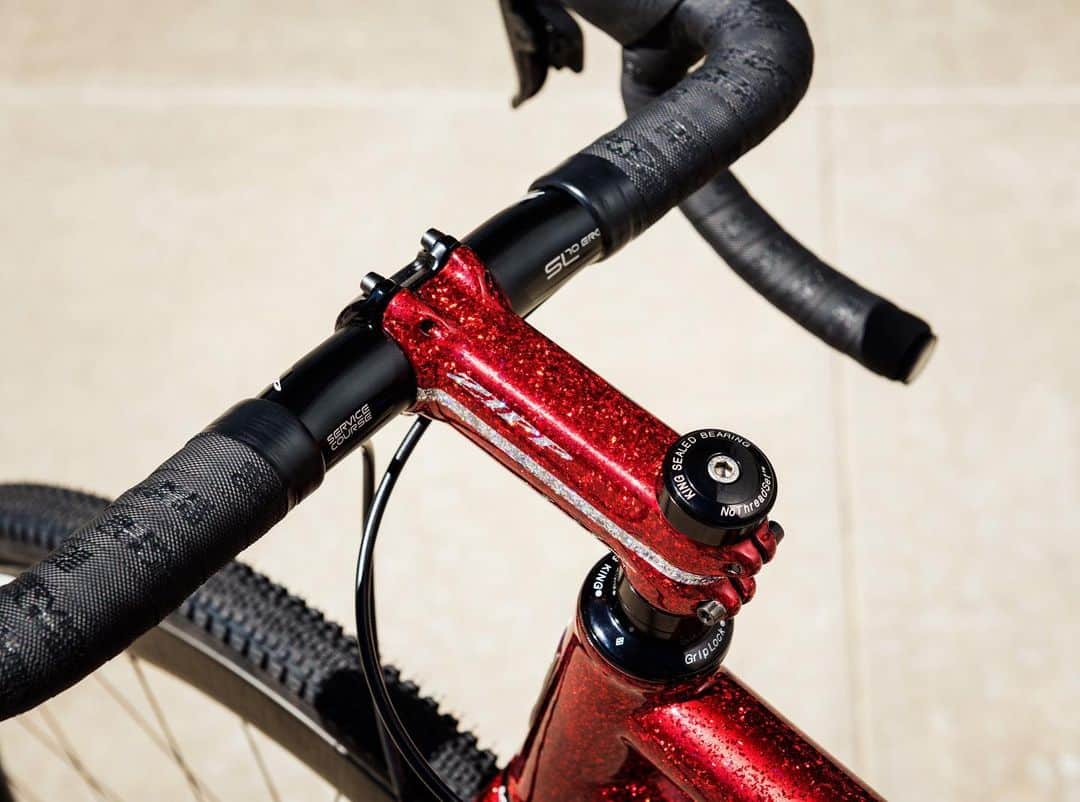 Zipp Speed Weaponryさんのインスタグラム写真 - (Zipp Speed WeaponryInstagram)「How do you make a gravel bike sparkle like a diamond in a sea of rocks? Give it a Wizard of Oz ruby red slippers-inspired paint job. Check out the fine touches on this creation, the GT-1, by @mosaiccycles and @spectrumpaintandpowderworks. 📸 @jordan_clark_haggard」5月11日 4時38分 - zippspeed