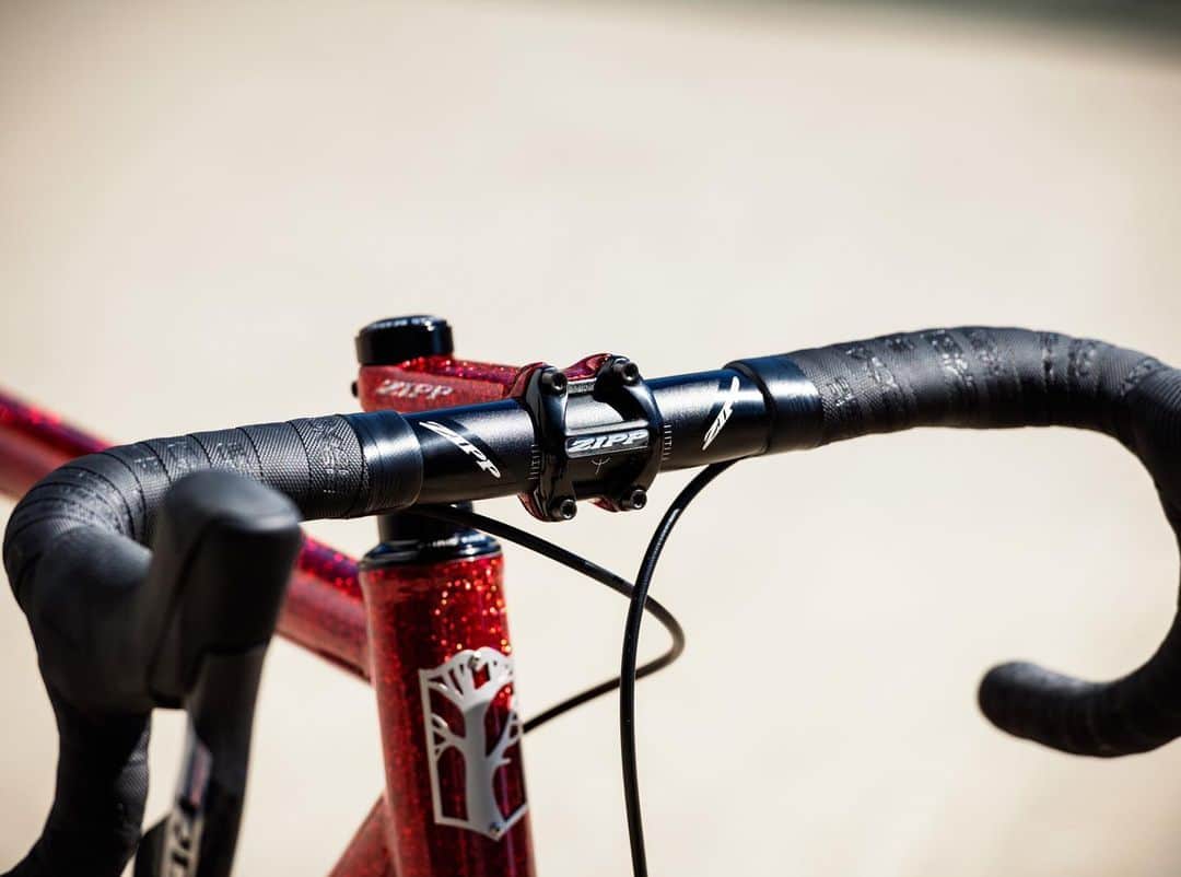 Zipp Speed Weaponryさんのインスタグラム写真 - (Zipp Speed WeaponryInstagram)「How do you make a gravel bike sparkle like a diamond in a sea of rocks? Give it a Wizard of Oz ruby red slippers-inspired paint job. Check out the fine touches on this creation, the GT-1, by @mosaiccycles and @spectrumpaintandpowderworks. 📸 @jordan_clark_haggard」5月11日 4時38分 - zippspeed