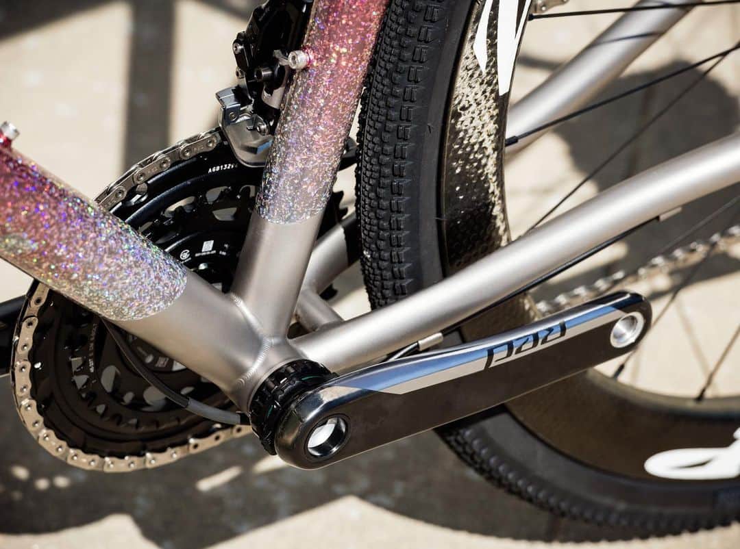 Zipp Speed Weaponryさんのインスタグラム写真 - (Zipp Speed WeaponryInstagram)「How do you make a gravel bike sparkle like a diamond in a sea of rocks? Give it a Wizard of Oz ruby red slippers-inspired paint job. Check out the fine touches on this creation, the GT-1, by @mosaiccycles and @spectrumpaintandpowderworks. 📸 @jordan_clark_haggard」5月11日 4時38分 - zippspeed