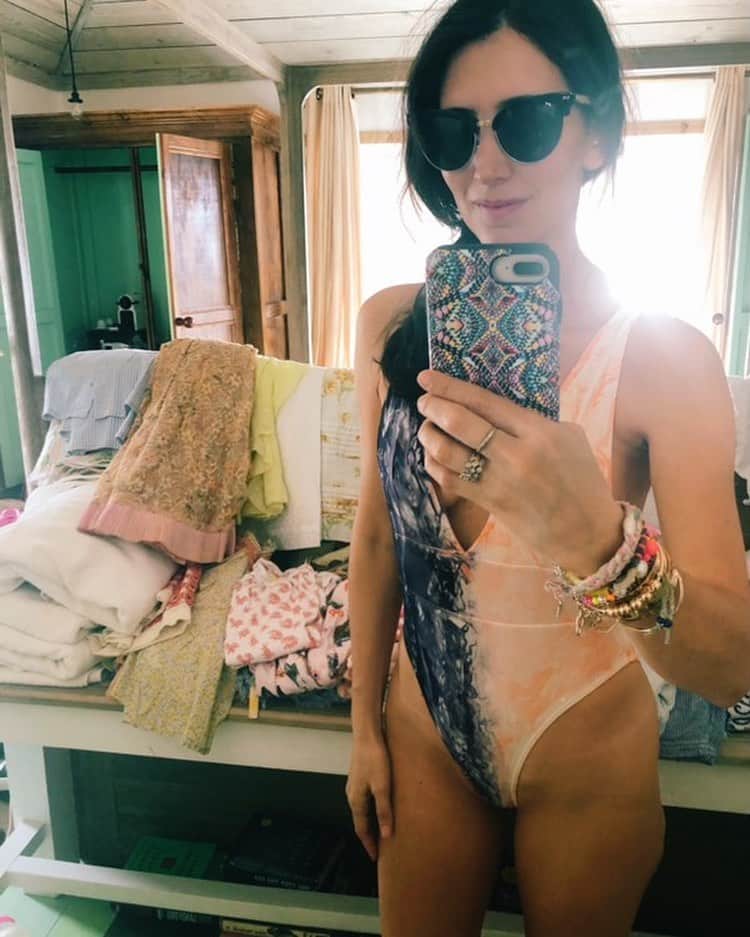ダニジョーのインスタグラム：「à la plage 🌊 tap to shop @jodiesnydermorel’s #armparty」