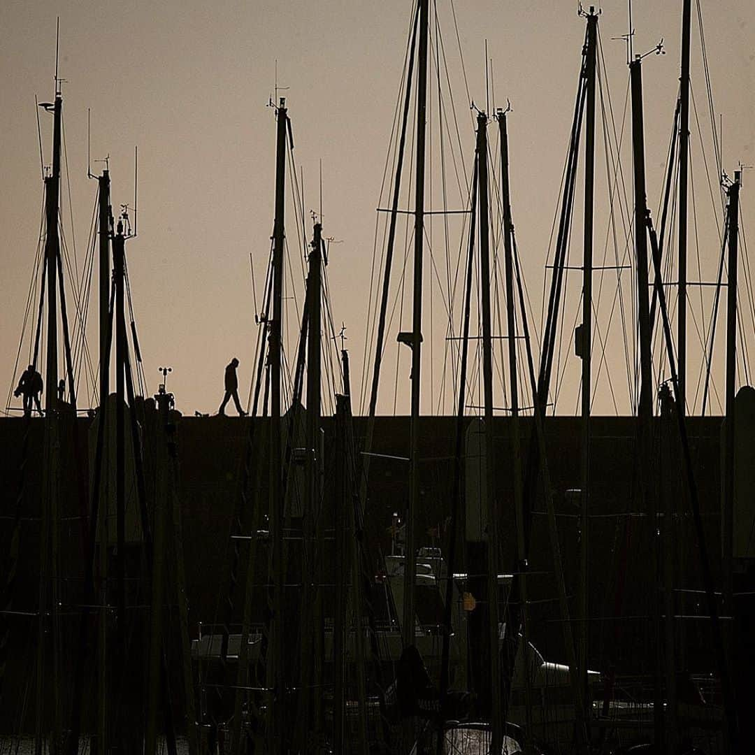 AFP通信さんのインスタグラム写真 - (AFP通信Instagram)「#AFPrepost 📷 @loicvenance - People walk down a pier of the harbor of Le Havre, western France. @afpphoto . . . . #lehavre #normandie #seinemaritime #sunset #bateau #boats #mast #afpphoto #photojournalism #pictureoftheday  #photooftheday #shootermag #shootermag_france #instadaily #doubleyedge #bnw_demand #phototag_it #friendsinstreets #friendsinperson #SPiCollective #streetphotography #instagood #instamood #lensculture #nikonworld #dailylife #vimptfreeprint #spi_minimalism #challengerstreet」5月11日 4時55分 - afpphoto