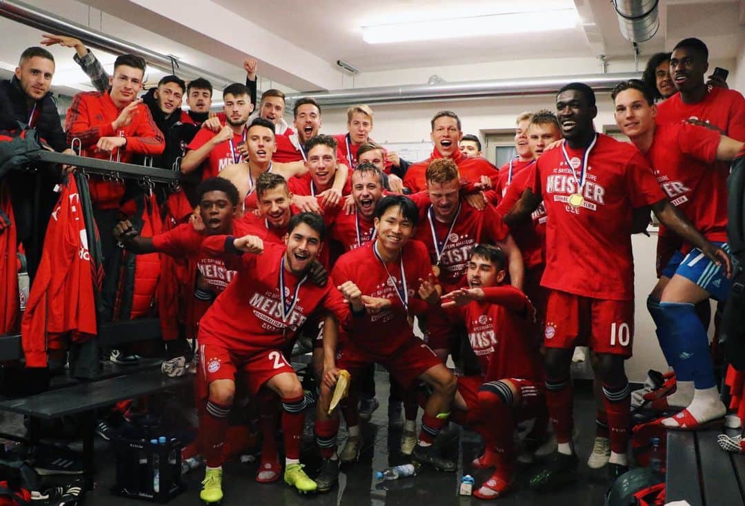 バイエルン・ミュンヘンさんのインスタグラム写真 - (バイエルン・ミュンヘンInstagram)「And they've won the league! Congrats, boys 🏆 . Let's make it a double tomorrow 👀 . #MiaSanMia #FCBAmateure #BayernAmateure #FCBayern @fcbayerncampus」5月11日 5時01分 - fcbayern