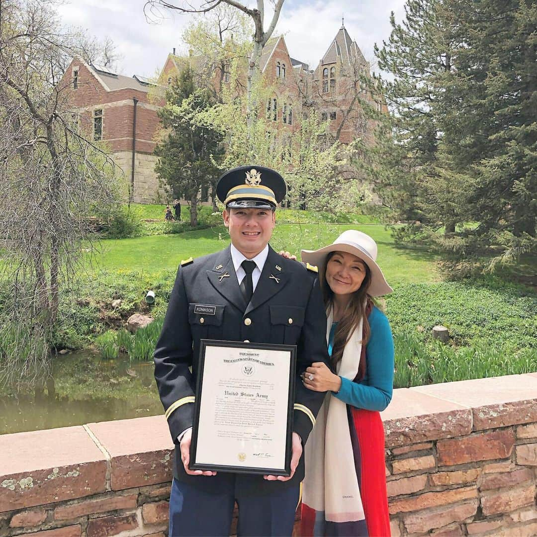 マキ・コニクソンさんのインスタグラム写真 - (マキ・コニクソンInstagram)「Good morning from Sunny Colorado! 今日はCJが晴れてアメリカ陸軍将校になりました！このセレモニーが無事に終わって今回コロラドに来た私母親としての任務完了！👍🏼 ”Second Lieutenant CJ Konikson” ってアナウンスされた時鳥肌立っちゃったよ。それからウルウルがきた。😭 そしてCJのお友達がみんなカッコ良かった！笑笑🤣 Uniform 姿ってカッコイイ！まさにMen in uniform 😍😍 ずっと四年間一緒にトレーニングしてきた仲間達が色々な部署に配属されて離れ離れになっちゃうのは寂しいけど皆んなアメリカ陸軍の将校として任務に徹して羽ばたいていって下さい！🇺🇸 I am proud of you guys! 👍🏼 #viva USA 🇺🇸 #US Army ROTC #Army Commissioning Ceremony #armyfresh #Men in uniform #私の中で一区切り👍🏼 #この二日間で写真1,000枚は撮った！ #コロラドでちょっとゆっくりしてからハワイに帰るかなっと！🤙🏼」5月11日 4時57分 - makikonikson