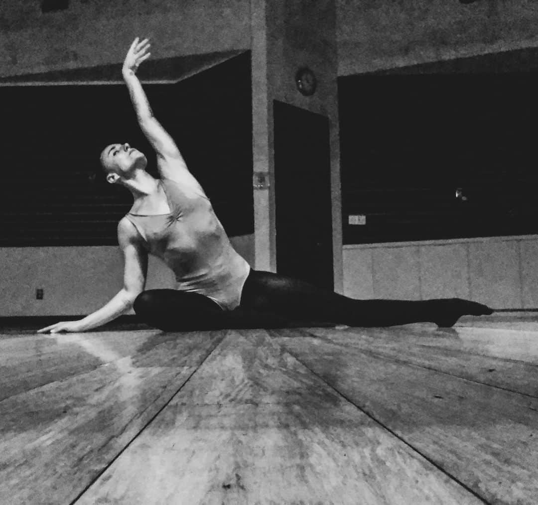 ブリアナ・エヴィガンのインスタグラム：「🖤 #stepup2ballet」