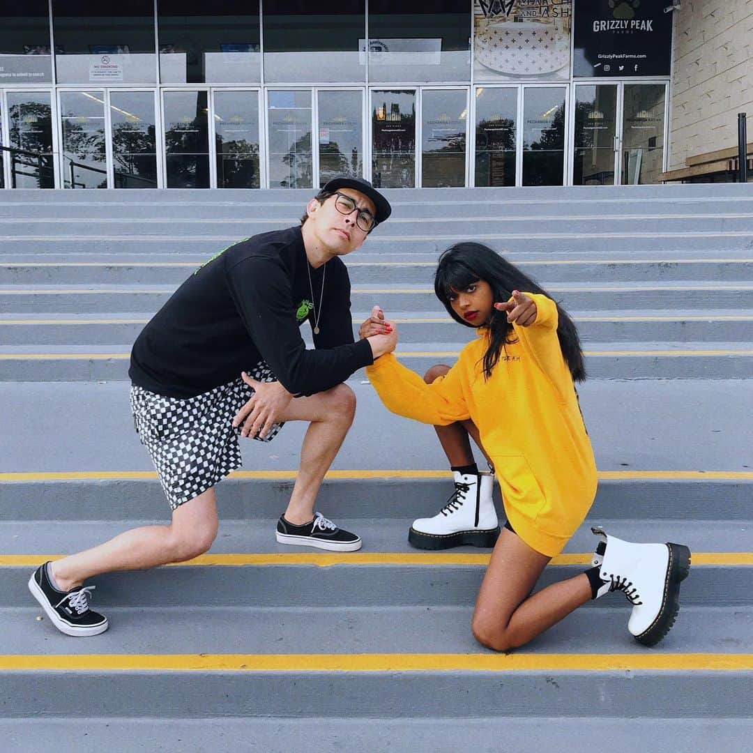 ヴィック・フエンテスのインスタグラム：「BTS with @casxvii for the new @piercetheveil merch drop! 🖤⚠️」
