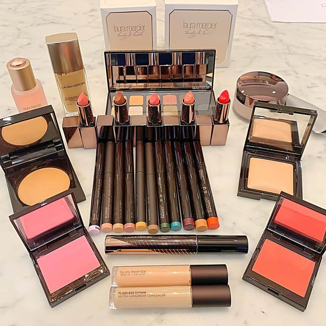 デブラ・メッシングさんのインスタグラム写真 - (デブラ・メッシングInstagram)「Oh my God. I am so excited to try all these gorgeous summer colors from @lauramercier!! Thank you thank you thank you @dianablaszczyk for spoiling me! ❤️🙏🏻😘🌸」5月11日 5時10分 - therealdebramessing