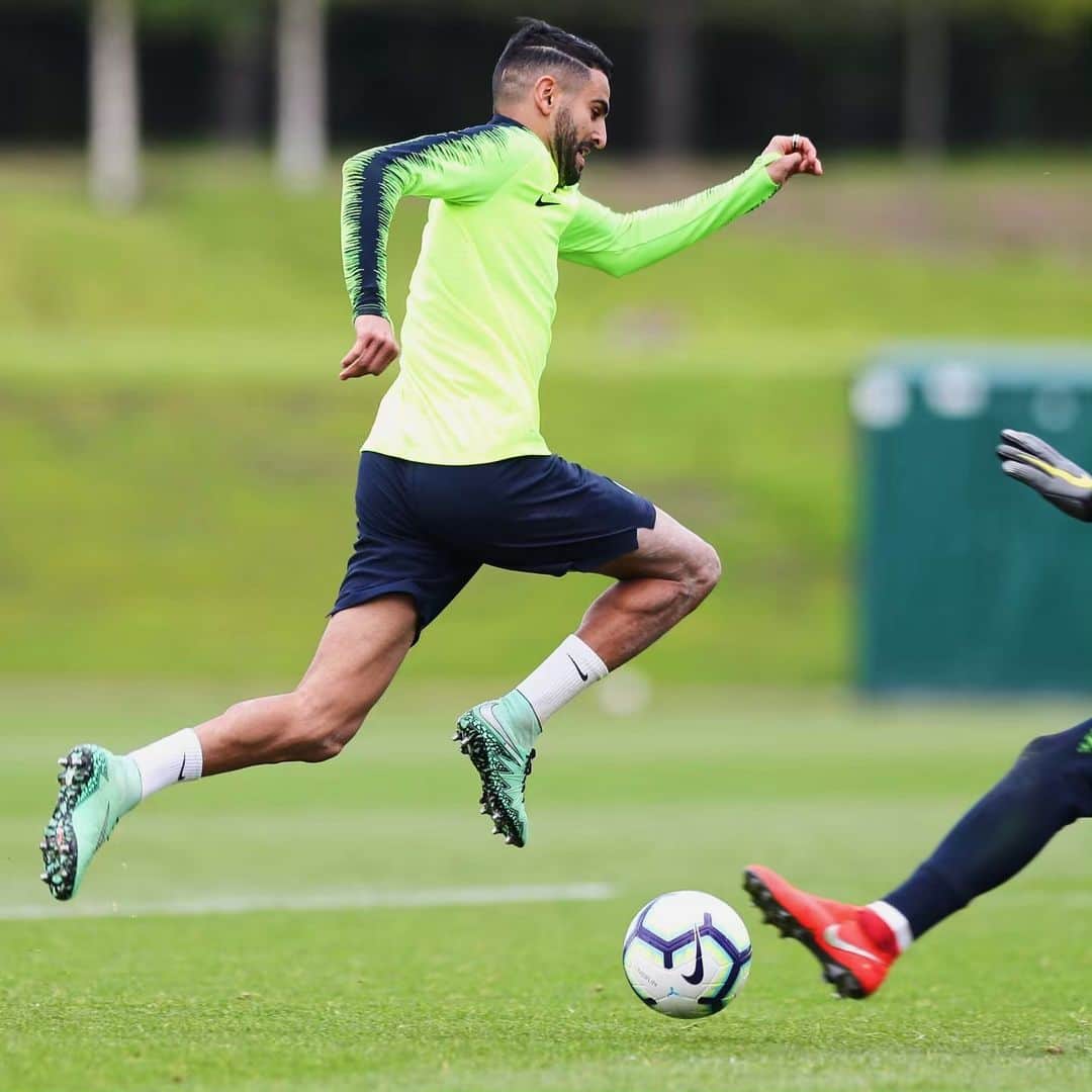 リヤド・マフレズのインスタグラム：「⚡️ @mancity 🔥 #trainingday」