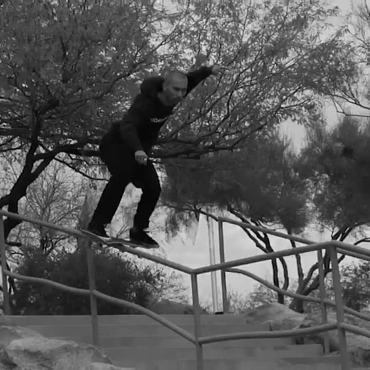 オルタモントのインスタグラム：「Altamont X @dakotaservold 🖤 // 📹: @codylonglens // Art: @clayhalling // #CFADC」